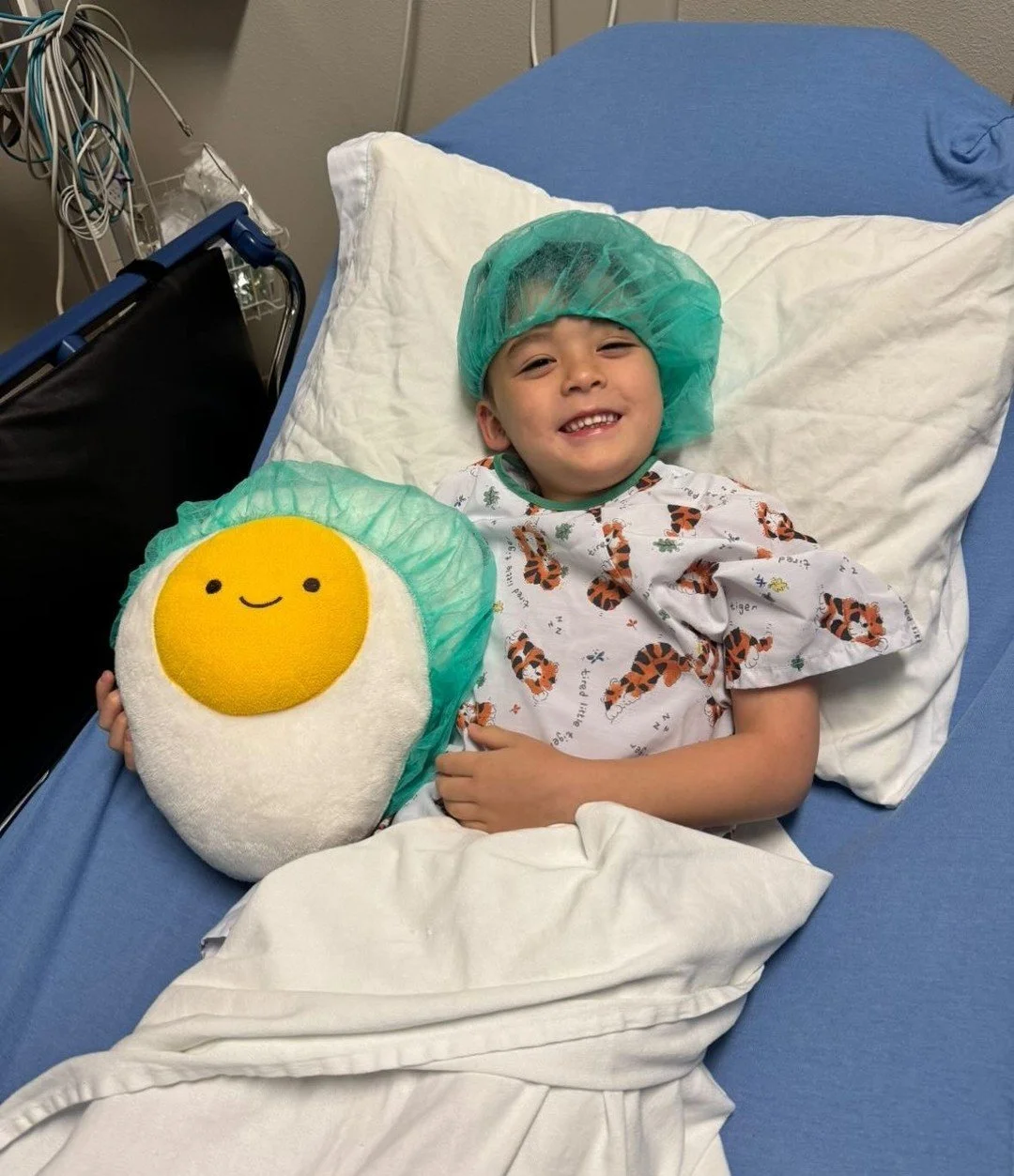 If you can only bring one plushie to the hospital, which would it be??
Sunny's field tester J didn't have to think twice! Sunny is not just the perfect size to hug, but they also provide some comforting light in the dark when away from home.
Wi