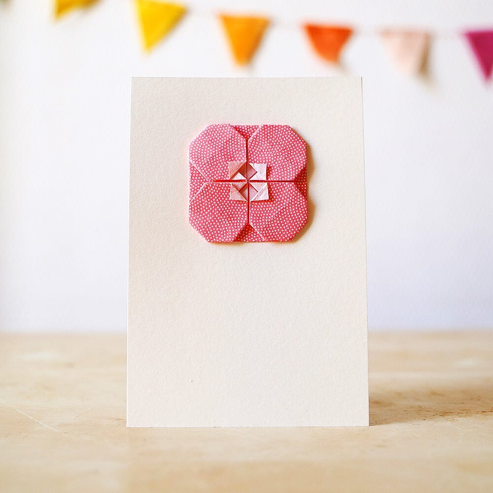 De jolies cartes &agrave; offrir r&eacute;alis&eacute;es &agrave; la main dans nos kits de papeterie 🤲🏻❤️ Cet origami repr&eacute;sente une petite fleur de prunier 🌸

#feelgoodstore #madeinjapan #papeterieaddict #japanstationery #originaldesign #i