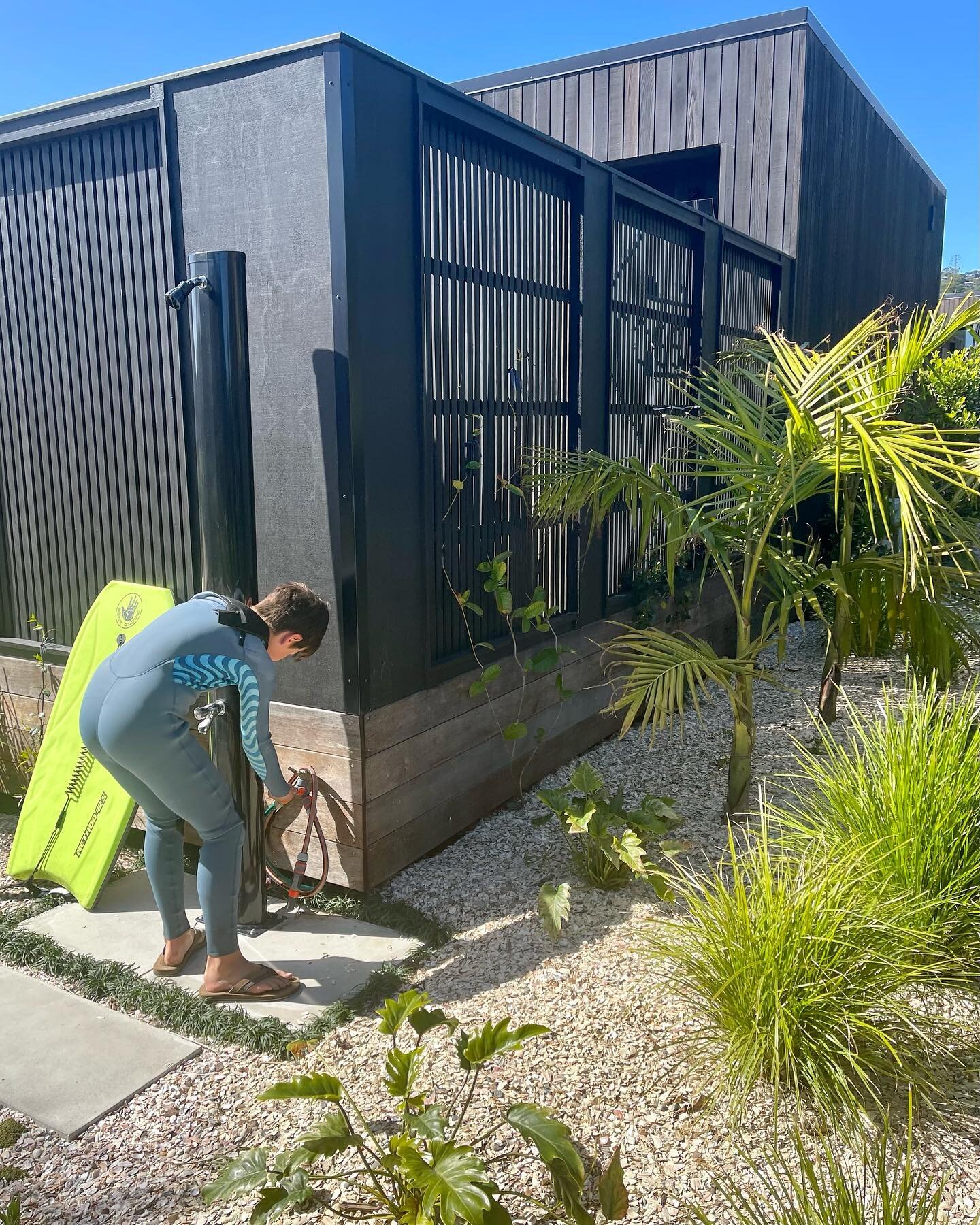 The sun is out ☀️and the surf 🏄&zwj;♀️ is up - less than 2 minutes walk ⏱ (in a wet suit 🤣) from Onetangi beach to our garden shower - more photos to come of our lovely new shell garden 🐚🌴💚💙 www.wavesong.nz