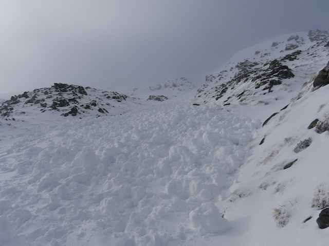 Cornice Collapse Aalanche SAIS Creag Meagaidh.png