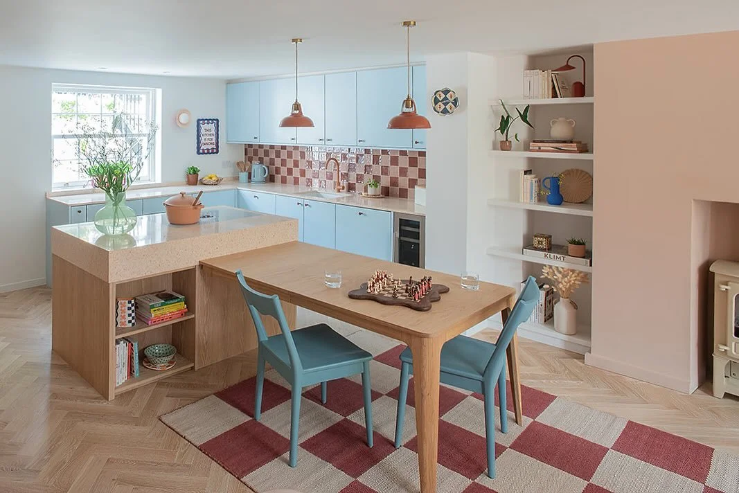 Clever design means you really can have the best of both worlds ✔️. We played a lot with the kitchen layout in my Islington project. My clients loved the idea of an island and a table that could extend to 12 people, but space was tight for both an is