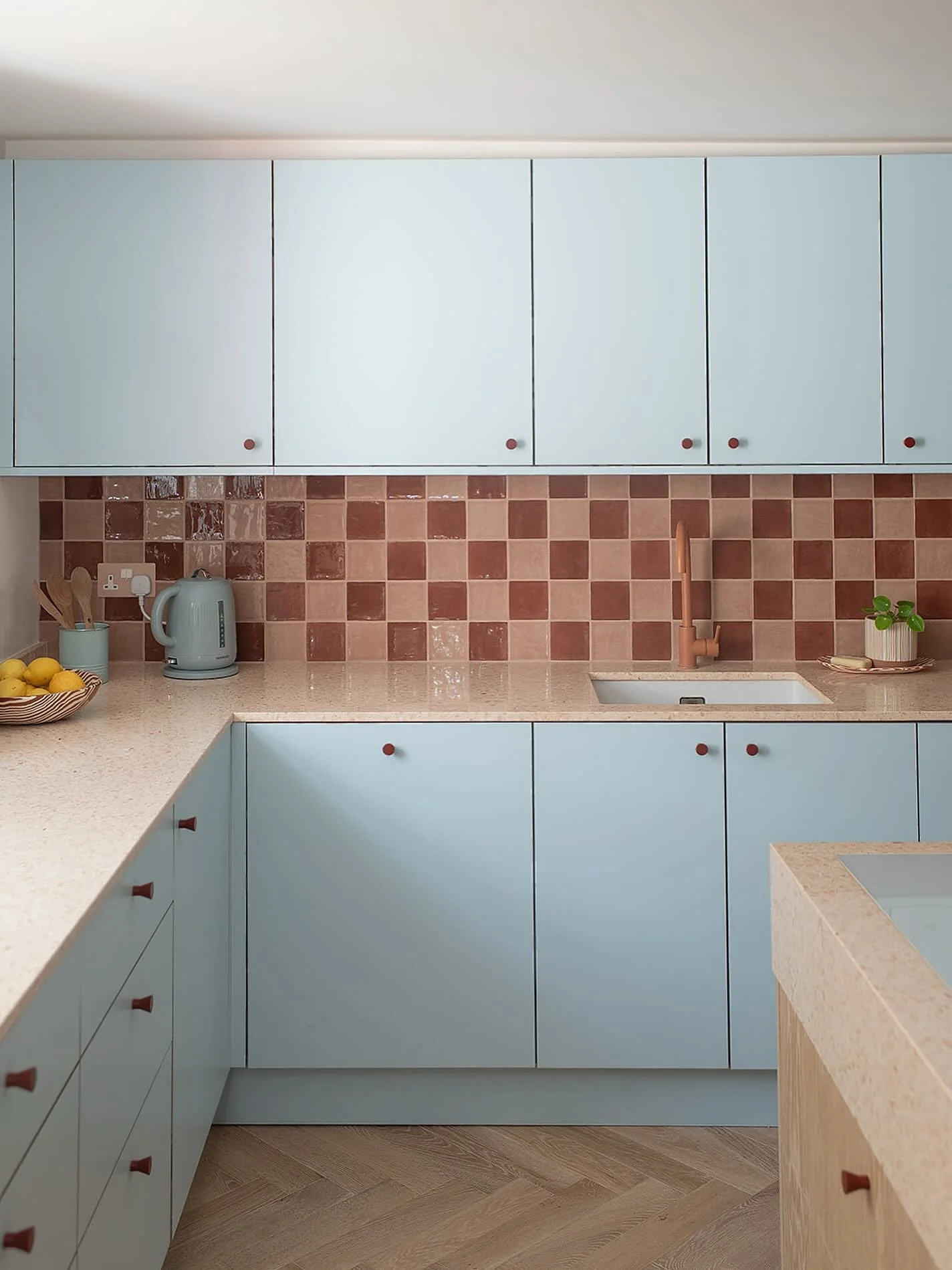 Step inside a space that feels calm, considered and inviting 🩵. Look closely and you&rsquo;ll see how every detail in this Islington kitchen was thought through, from the terracotta tap to the deep red handles that echo the warmth of the tiles. 

I 