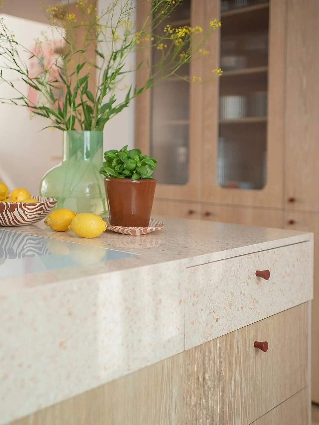 A compact island with just the right amount of chunk 👌. In my Islington project, I built up the terrazzo worktop and wrapped the top drawer in the same finish to create a visually chunky edge that gives the island more presence and helps it feel gro