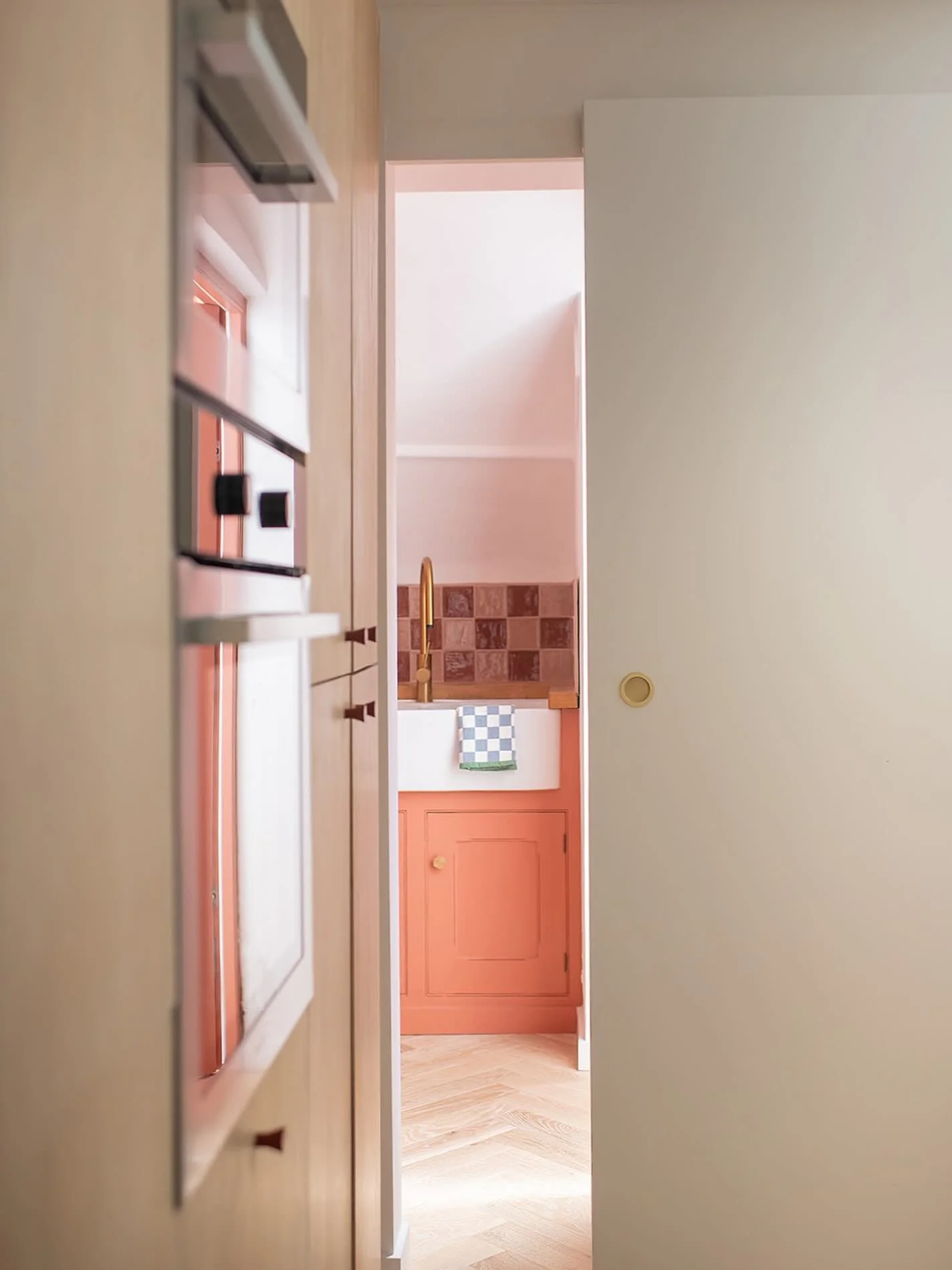 A reworked layout that turned wasted space into a beautifully functional utility room ✔️ .

By blocking off what used to be a doorway to a toilet in my Islington project, we created room for a tall run of appliances and storage, then finished it with