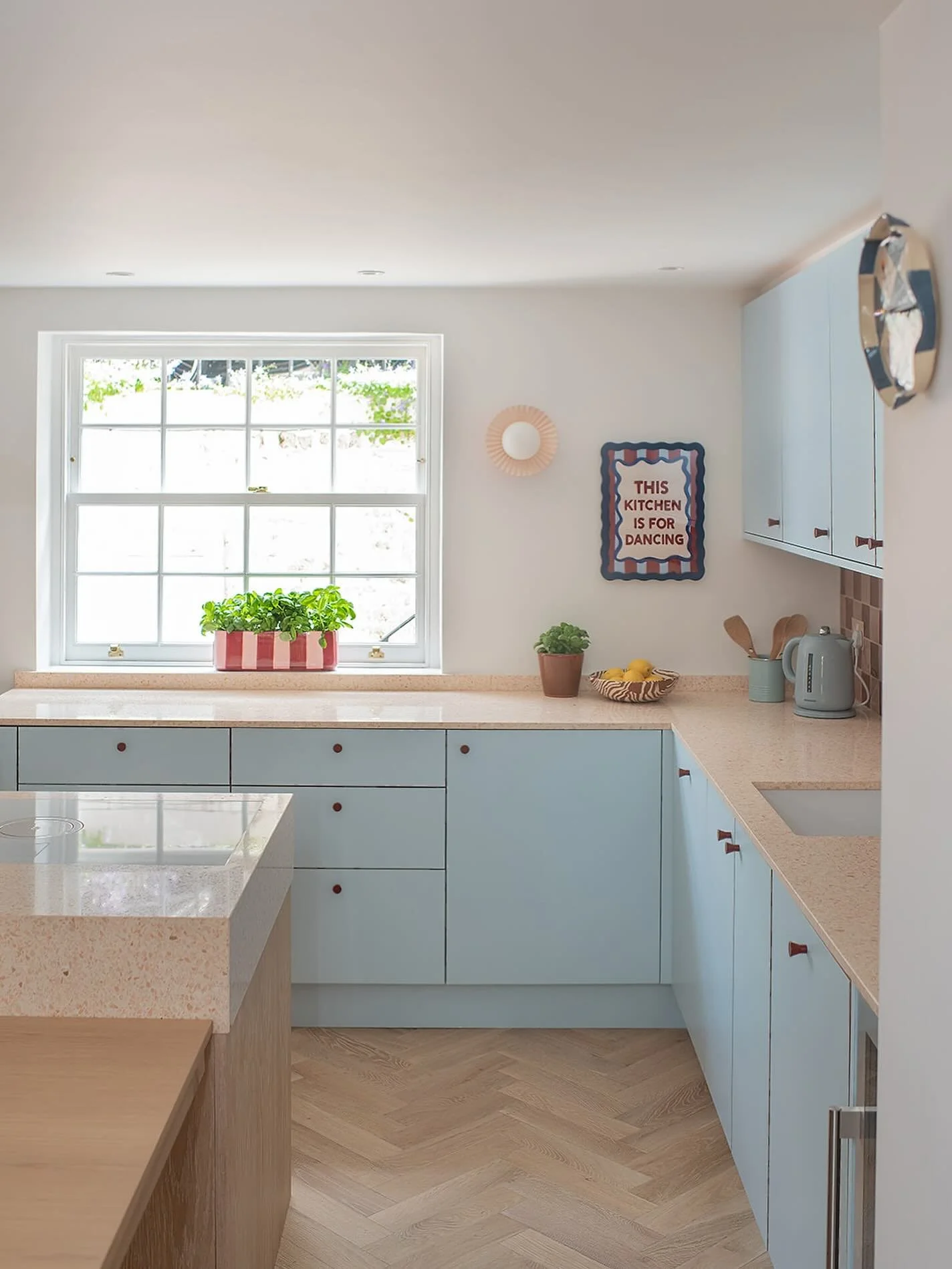 Finding calm in colour 🩵 Too much of one colour can sometimes throw a space off balance.

In this kitchen, I wanted the baby blue cabinetry to lift the mood without overwhelming it. The oak detailing and herringbone flooring ground the palette, addi