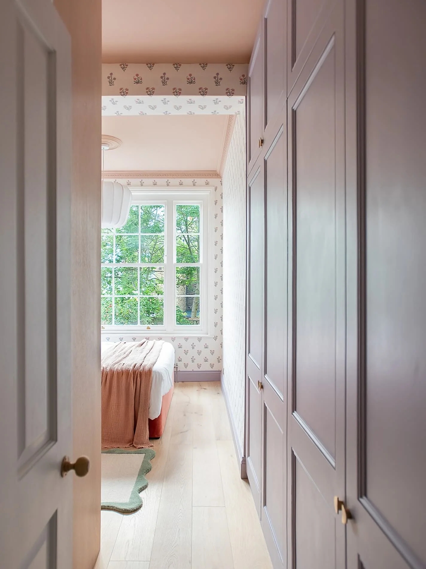 👋 Welcome to the master bedroom of my Islington project. Reworking the ground floor layout made this room a little more compact, but it also opened up space for a new shower room and plenty of much needed storage, all within the existing footprint.
