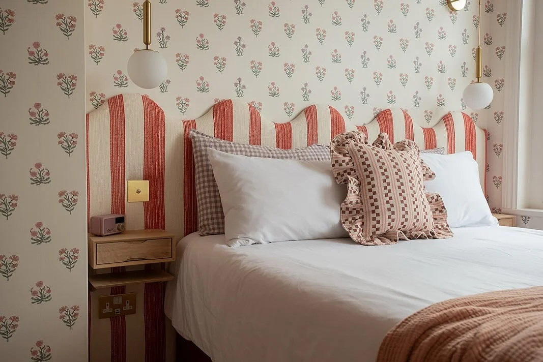 The bed is a real moment in this Islington bedroom 😍. My client Camille is an upholsterer @atelierfive_upholstery, so we designed a scalloped headboard that she then made in a bold @christopherfarrcloth stripe.

I love how the stripes brings rhythm 