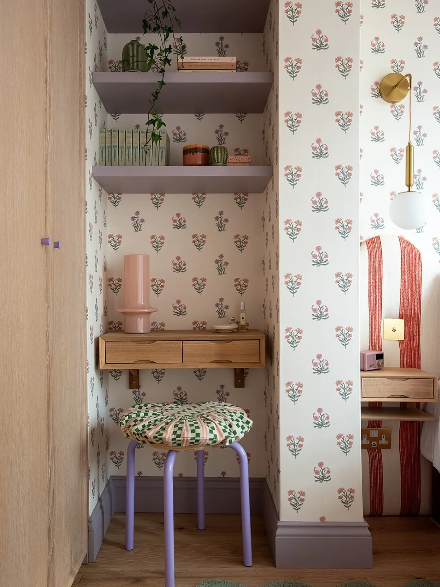 It is amazing how much you can do with even the smallest gap in a bedroom! This cute little nook shows how you can make pockets of space work much harder. Oak shelves, a floating ledge and a simple stool turn it into a place to read, wfh or get ready