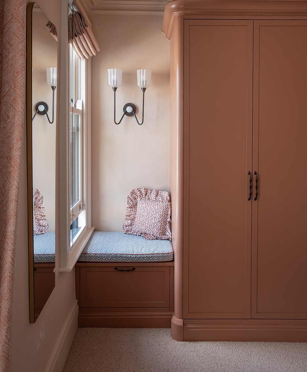 Here&rsquo;s a closer look at some of the finer details from the bespoke joinery I designed in collaboration with @puck.london with upholstery by @atelierfive_upholstery.

Curved edges and generous cornicing give the large wardrobes a softer presence