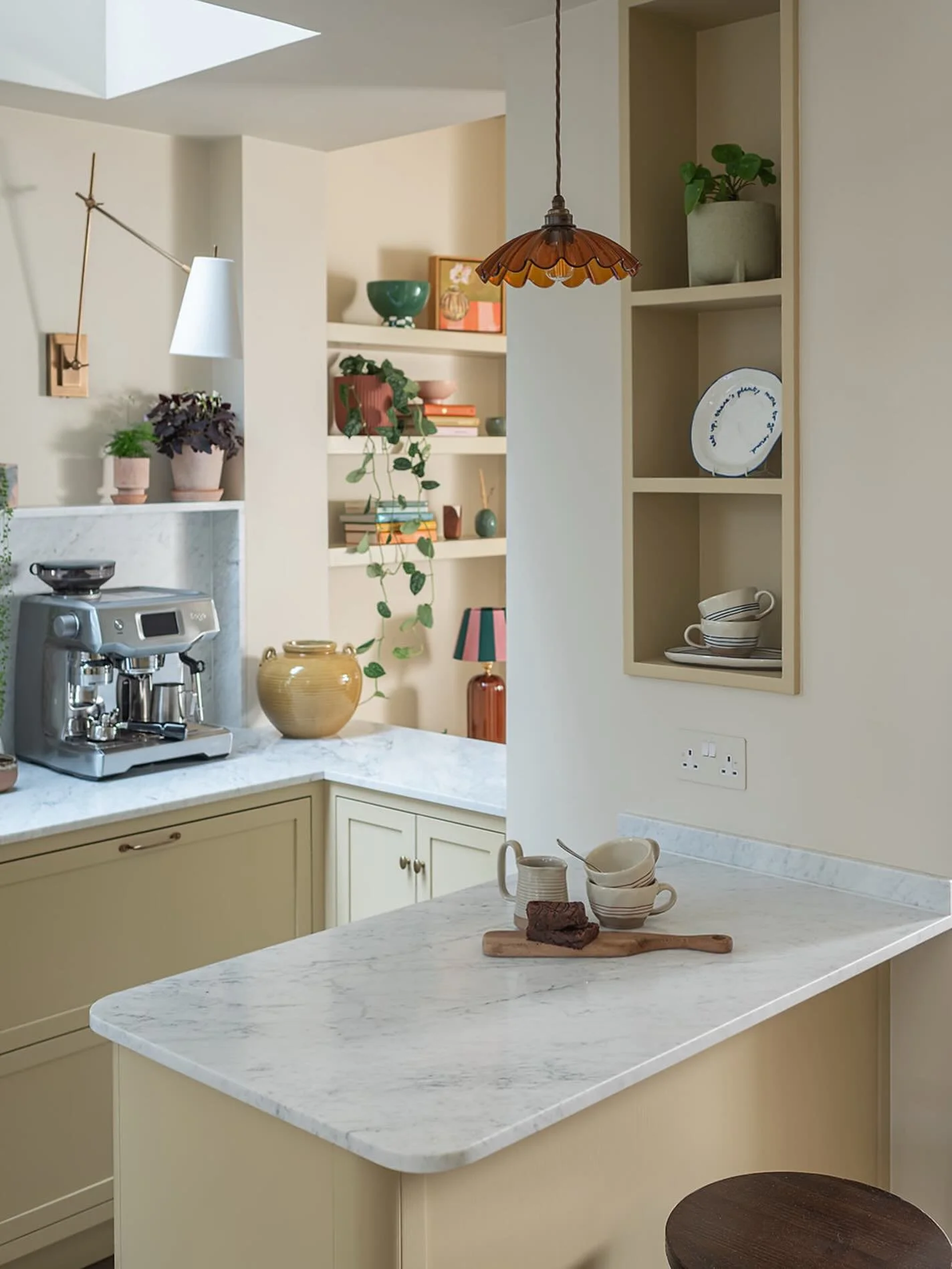 It&rsquo;s a small detail, but it plays a really important role in how the kitchen comes together.

Running along the back wall, the marble upstand becomes more than just a splashback. It creates a subtle ledge where you can lean artwork, layer in ob