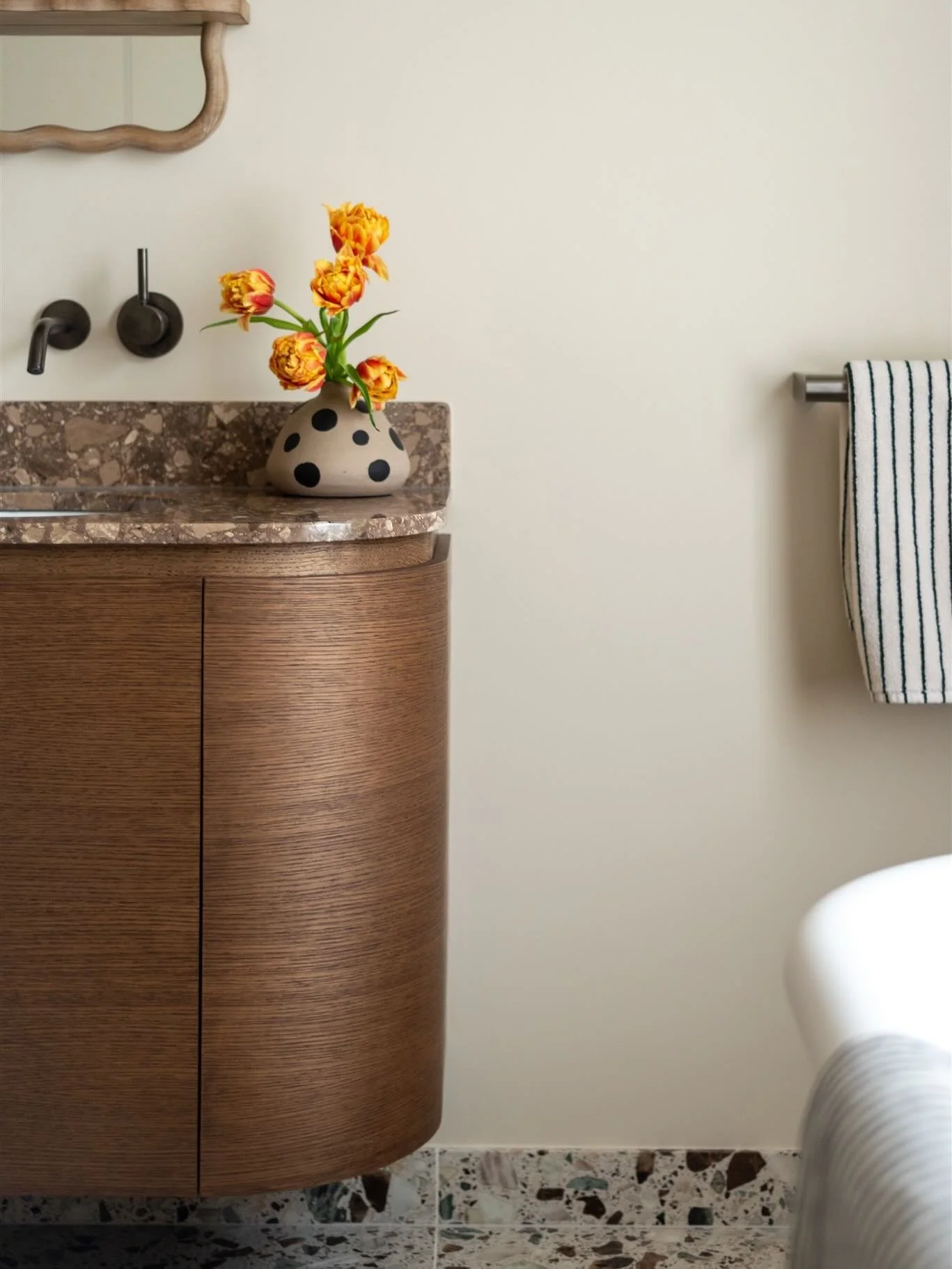 A close-up of those bespoke vanity details 👀. Designed in collaboration with @puck.london, I wanted this piece to balance practicality with softer, more sculptural forms. The rounded edges help the vanity feel less heavy in the space, while the floa