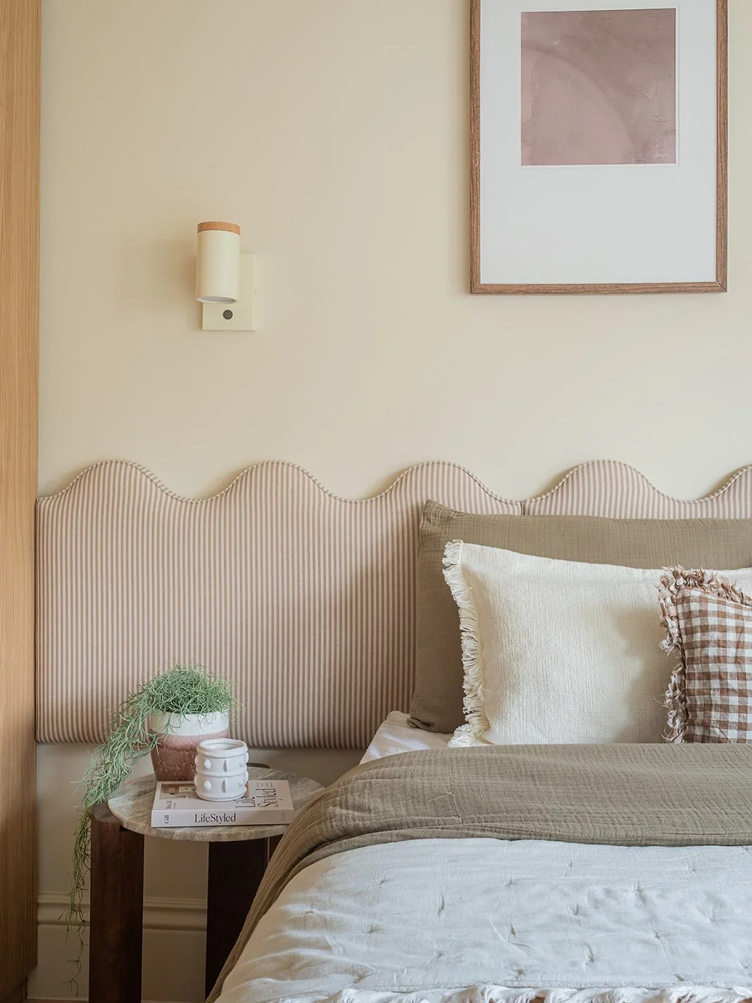 In this Stoke Newington room, I wanted the bed to be the star of the space, so I designed a bespoke wave headboard, which was beautifully made by @atelierfive_upholstery. Its soft curves bring a sense of calm while introducing a sculptural element th