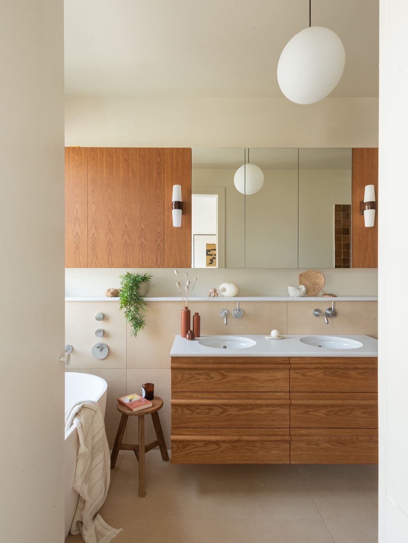 Is a double vanity worth the space it takes up 🤔? If two of you regularly use the bathroom at the same time, it can make your morning routine so much easier. But only if the room can comfortably accommodate one without compromising the rest of the s