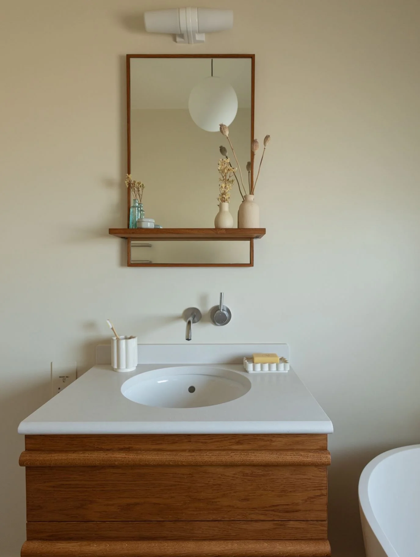 Beautiful simplicity 🤎🤍. My lucky clients commissioned not one, but three bespoke vanities, made by @puck.london, one for each of their bathrooms.

Each one was made in stained oak veneer with the same beautifully simple rounded profile handles. I 