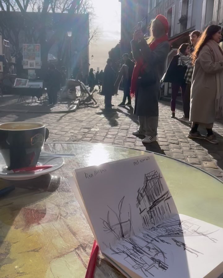 📍Montmartre, Paris 
 I was in Paris visiting my friend who is doing an art residency. Paris is especially charming when you wander through its small alleys and streets. It&rsquo;s so beautiful.

#sketch #drawing #paris