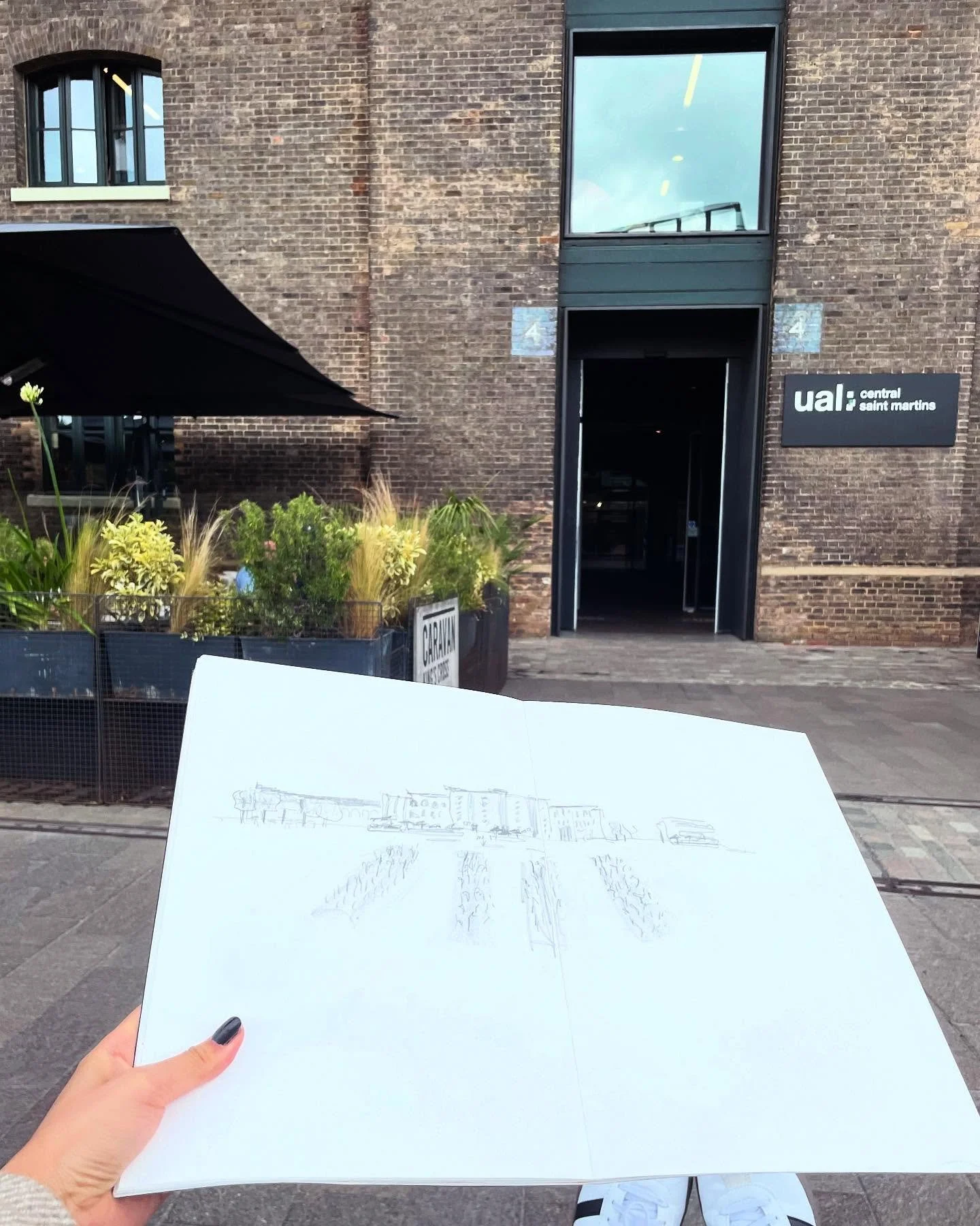 📍Central Saint Martins, London
I took a short drawing class last summer, and it reminded me how much I enjoy simply sitting down and sketching. I found myself smiling as I drew, feeling truly content in the moment.

#sketch #london #drawing