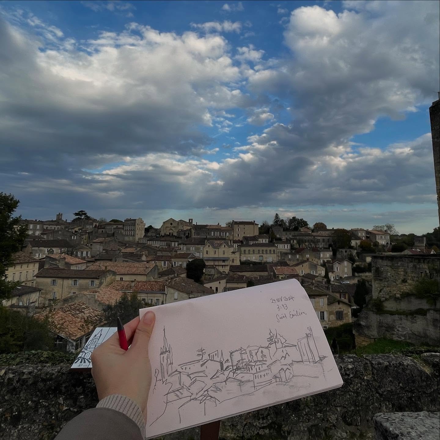 📍 St. Emilion
Been there for a day trip, it is a super lovely village - church is cute (there is a church that&rsquo;s crafted with one big limestone!), food is nice, wine is amazing!

#sketch #drawing #saintemilion