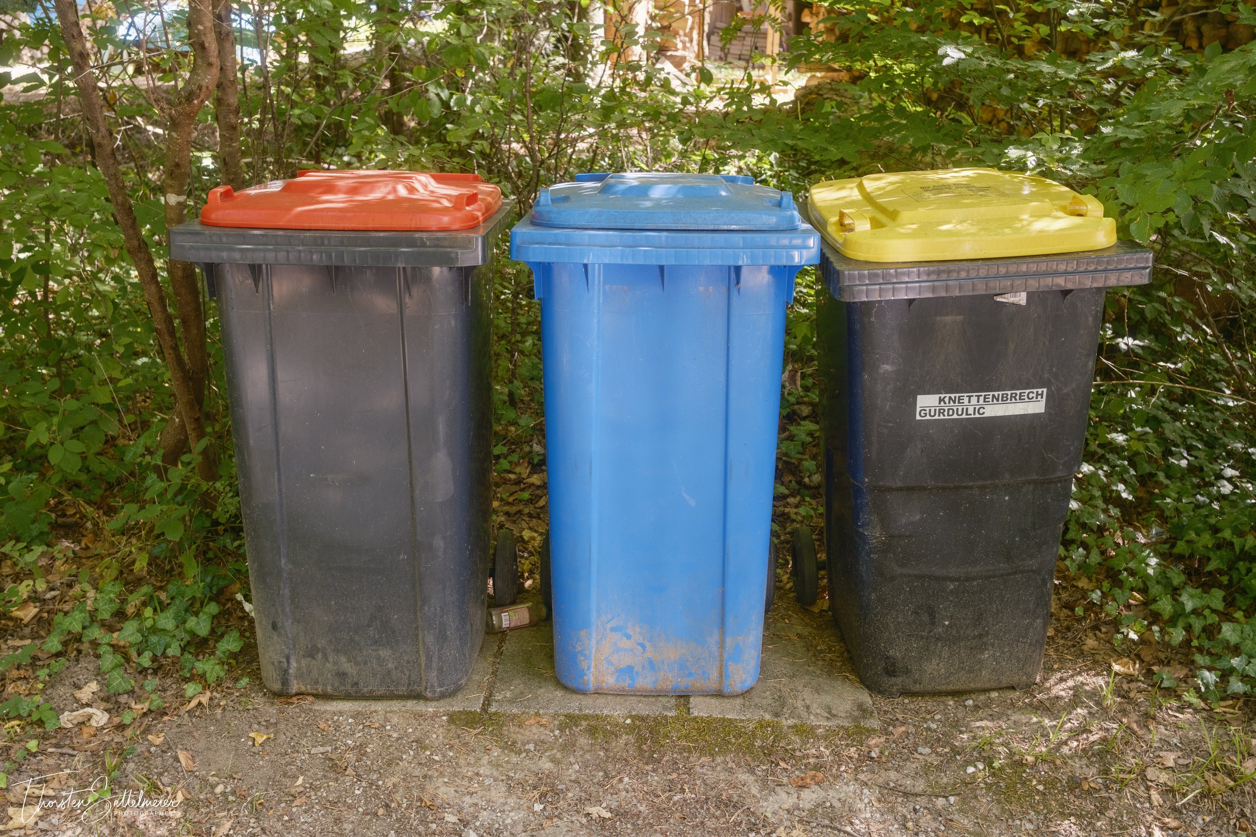 Trash cans somewhere in the forest / Mülltonnen irgendwo im Wald