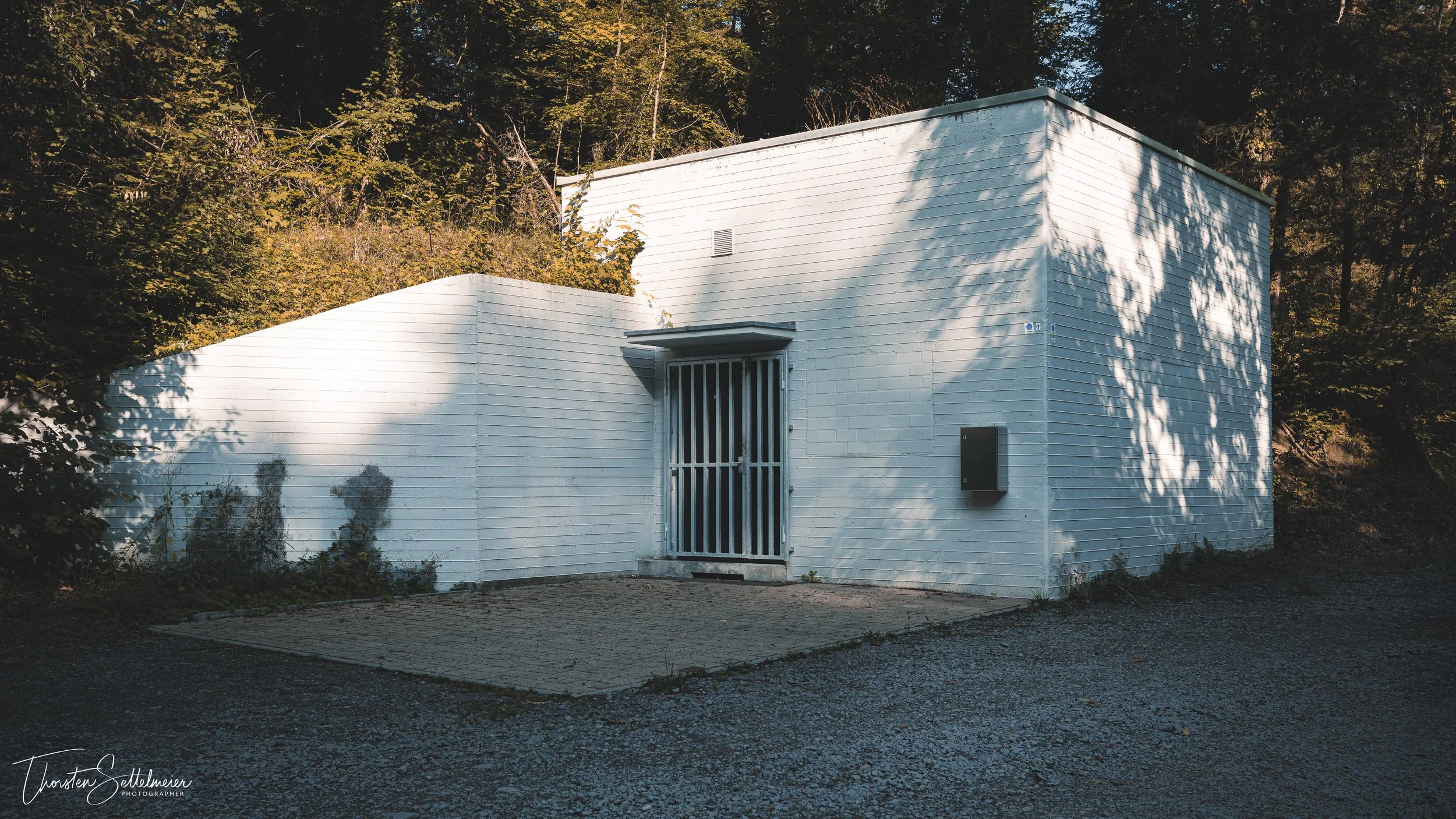 Abandoned pump house at a spring / Verlassenes Pumpenhaus einer Quelle