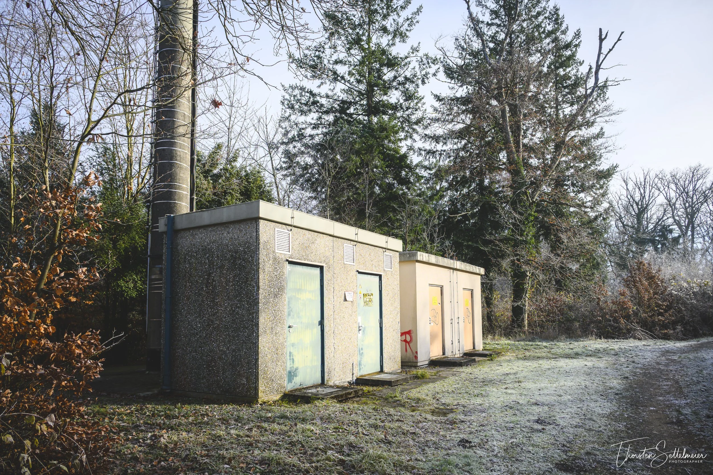 Mobile phone base station in the forest / Mobilfunkanlage im Wald