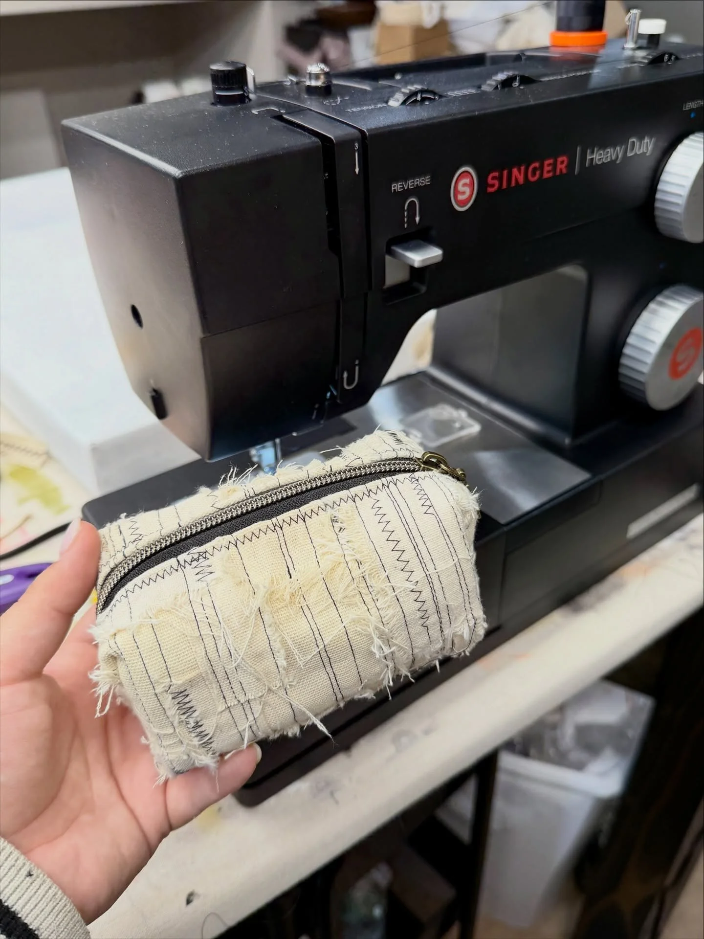 Got a new sewing machine, so I had to take it for a test drive 😁 it passes the test so far - and I definitely put it through the paces with multiple layers of canvas plus a zipper 👍🏼

I&rsquo;ll keep you all updated as I work with it more! 

@sing