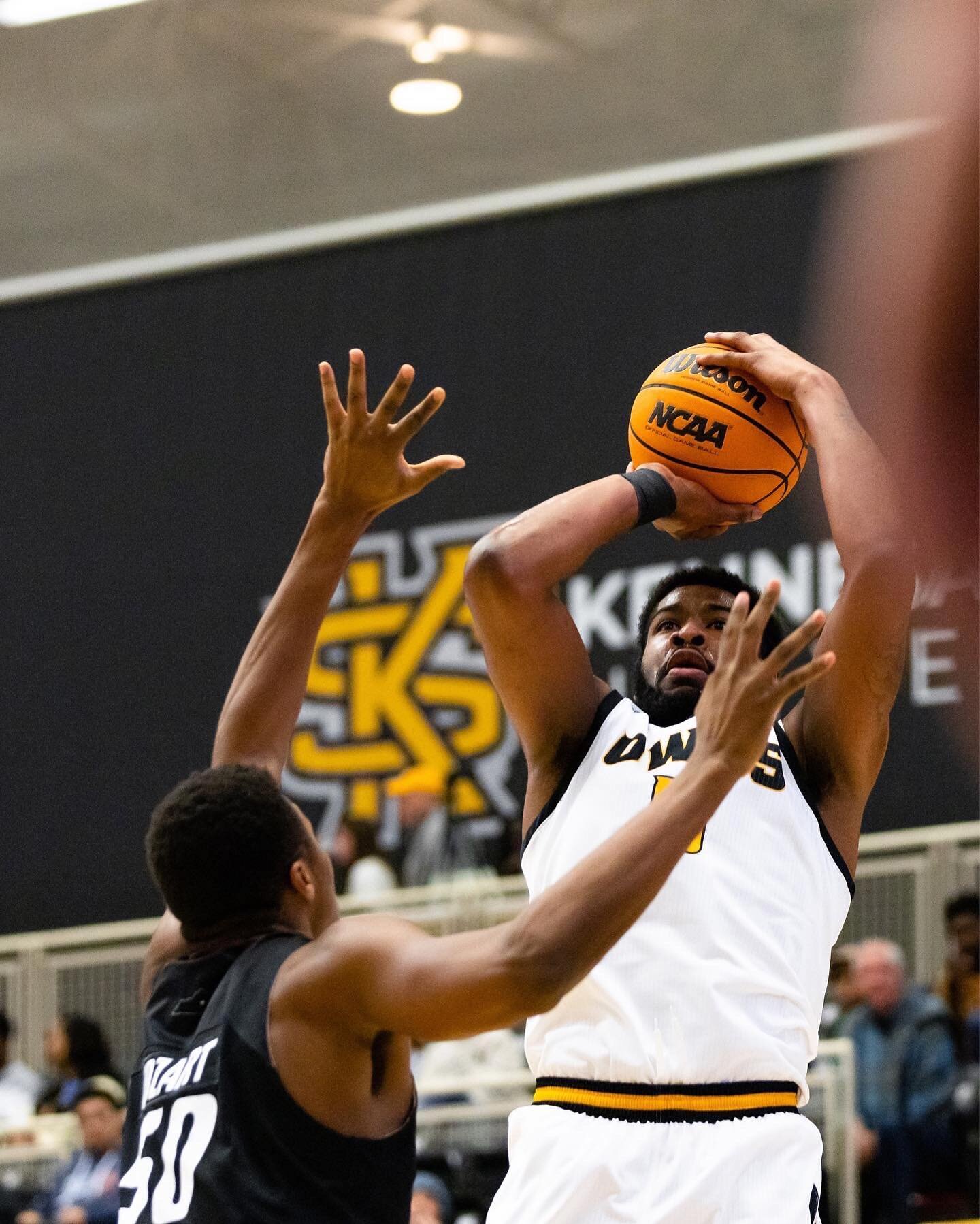 Kennesaw State Owls Men's Basketball continues the 8 home game win streak by beating Eastern
Kentucky 79 - 75.
&bull;
Kennesaw State moves to 2-0 in ASUN play and 10-5 on the season.
&bull;
[Hunter D. Cone // KSU Athletics]