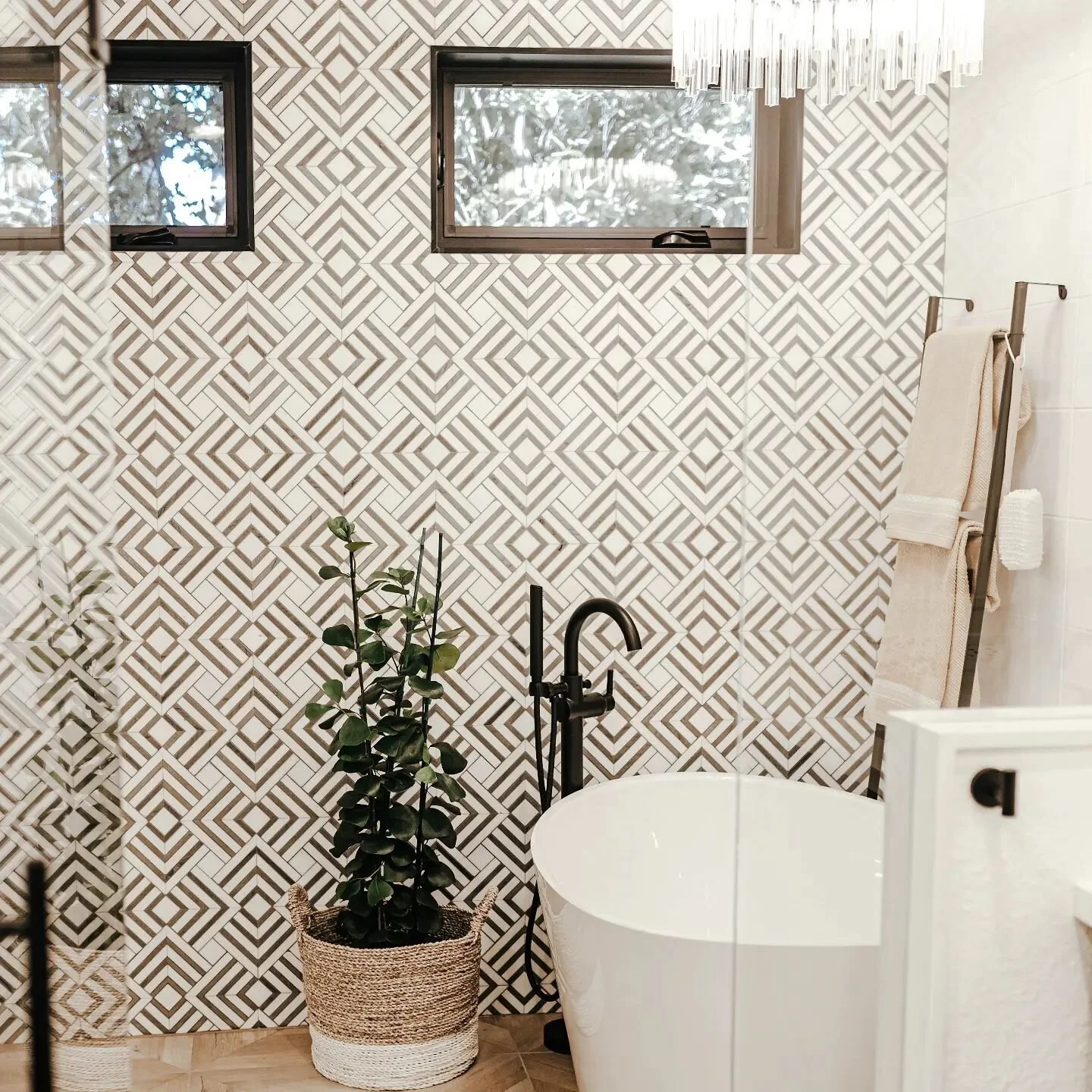 Happy Friday!! 
Sneak peek at this beauty of a bathroom. 
#theyellowchair 
#bathroomdesign 
Photo @elmandivie