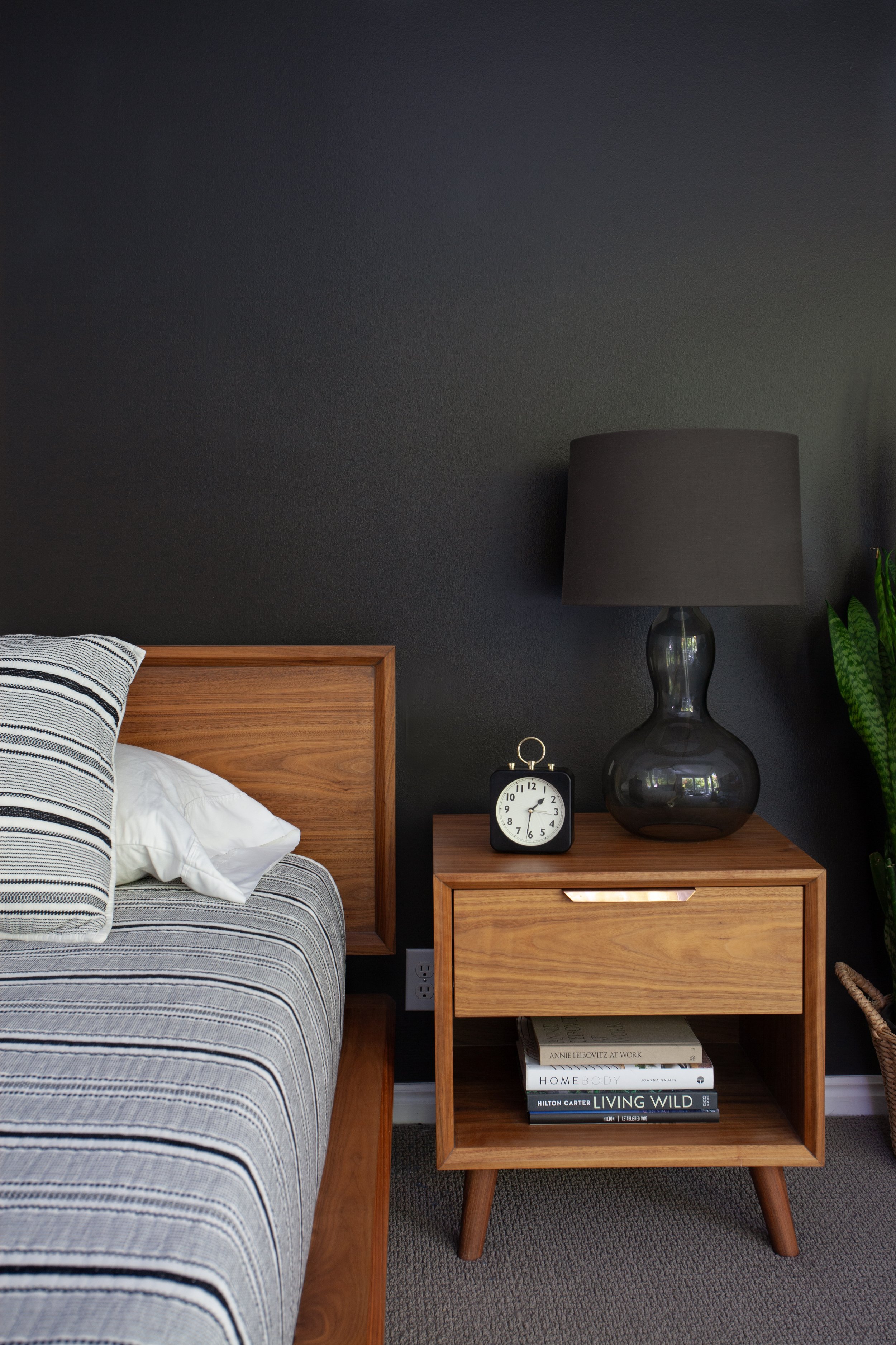 Nightstand_1.jpg