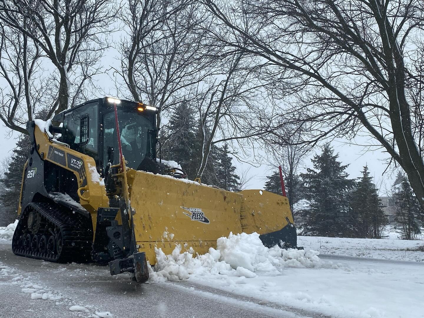 ASV VT70 Plowing with a metalpless #winterwonderland #winter #asv #metalpless #snow #wiwinter