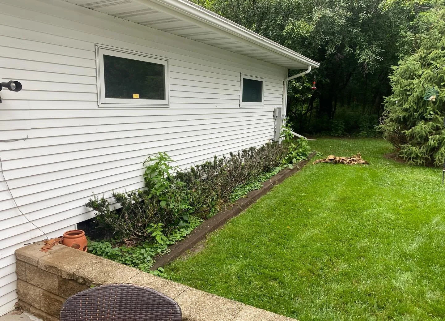 Natural stone edgers installed along this rock bed. #lannoncobbles #limestone #cobblestone #rockbed #landscaping