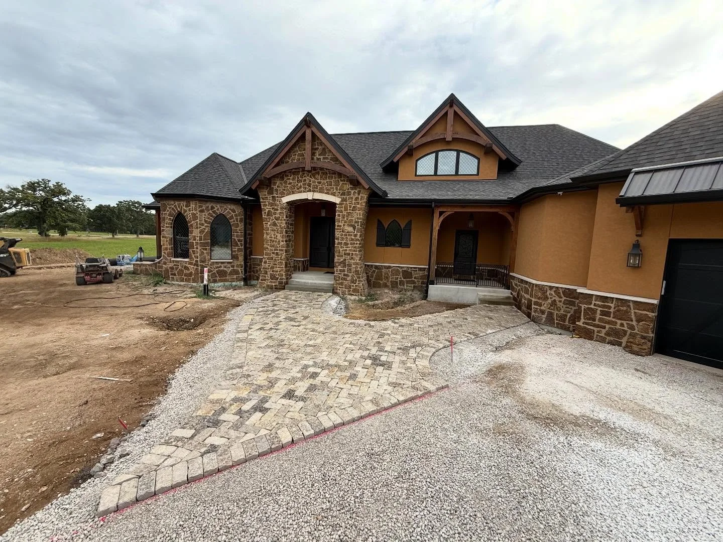 Using natural stone cobbles for a timeless front entrance. #frontdoor #frontentrance #naturalstone #lannoncobbles #cobbles
