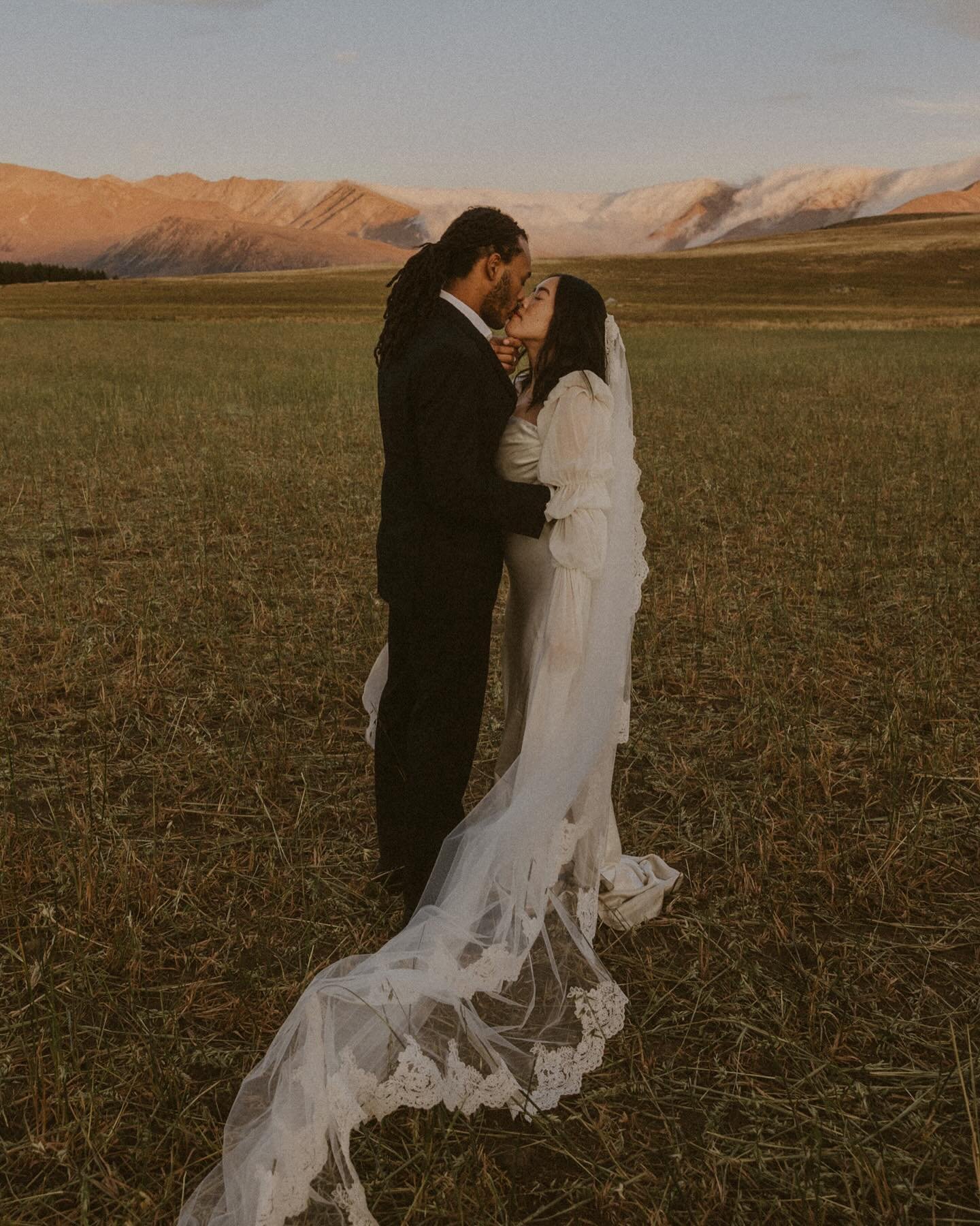 Claire and Mar&rsquo;Yea &mdash; in the fields of Tekapo, on a long slow summer day in February 

@clairexmaryea @thevasefloral.co