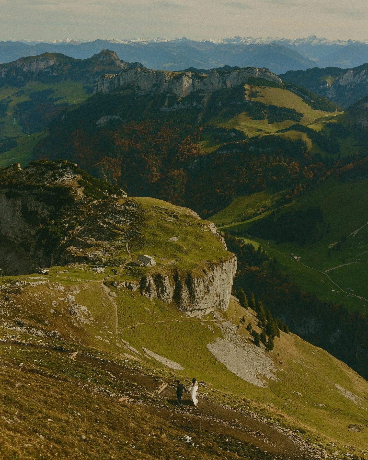 October in the alps looks like windswept vows against snow dusted peaks. It&rsquo;s a coziness that feels so soft because it&rsquo;s so unexpected. Kelly and Chris spent the morning sipping coffee slowly, before taking the tram high into the clouds. 