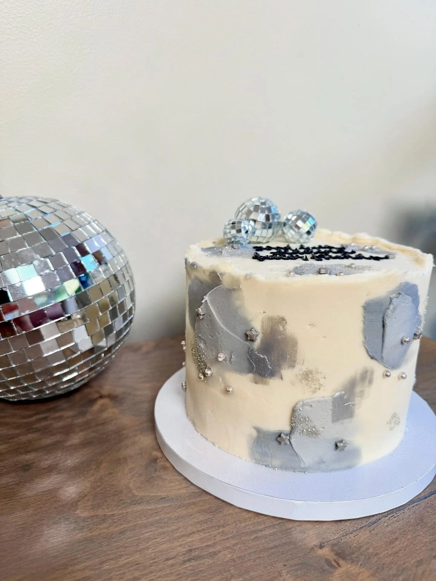 decoration: folklore
message: reputation
the perfect girls night sendoff cake: deco&rsquo;s version
🪩🩶✨