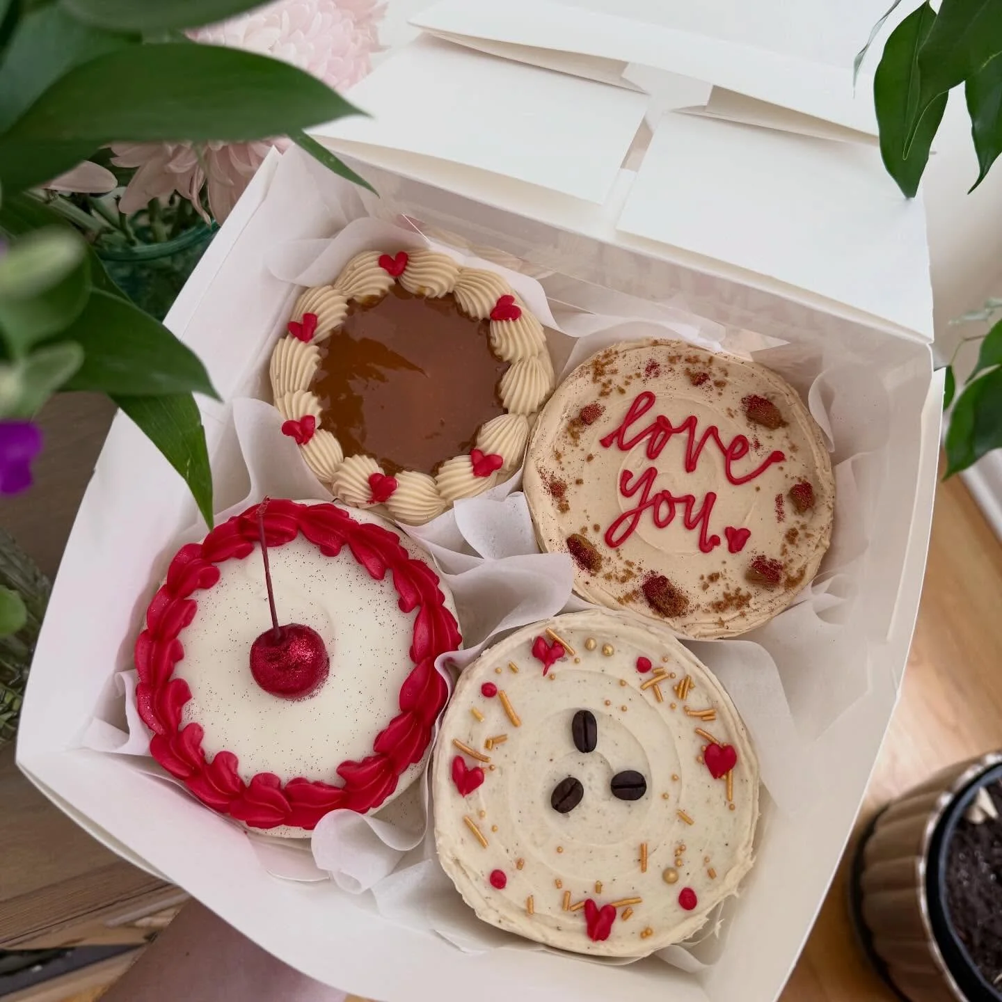 some really solid choices made on this cake box for Dariya ❣️ bourbon caramel / biscoff / red velvet / espresso martini 🫶