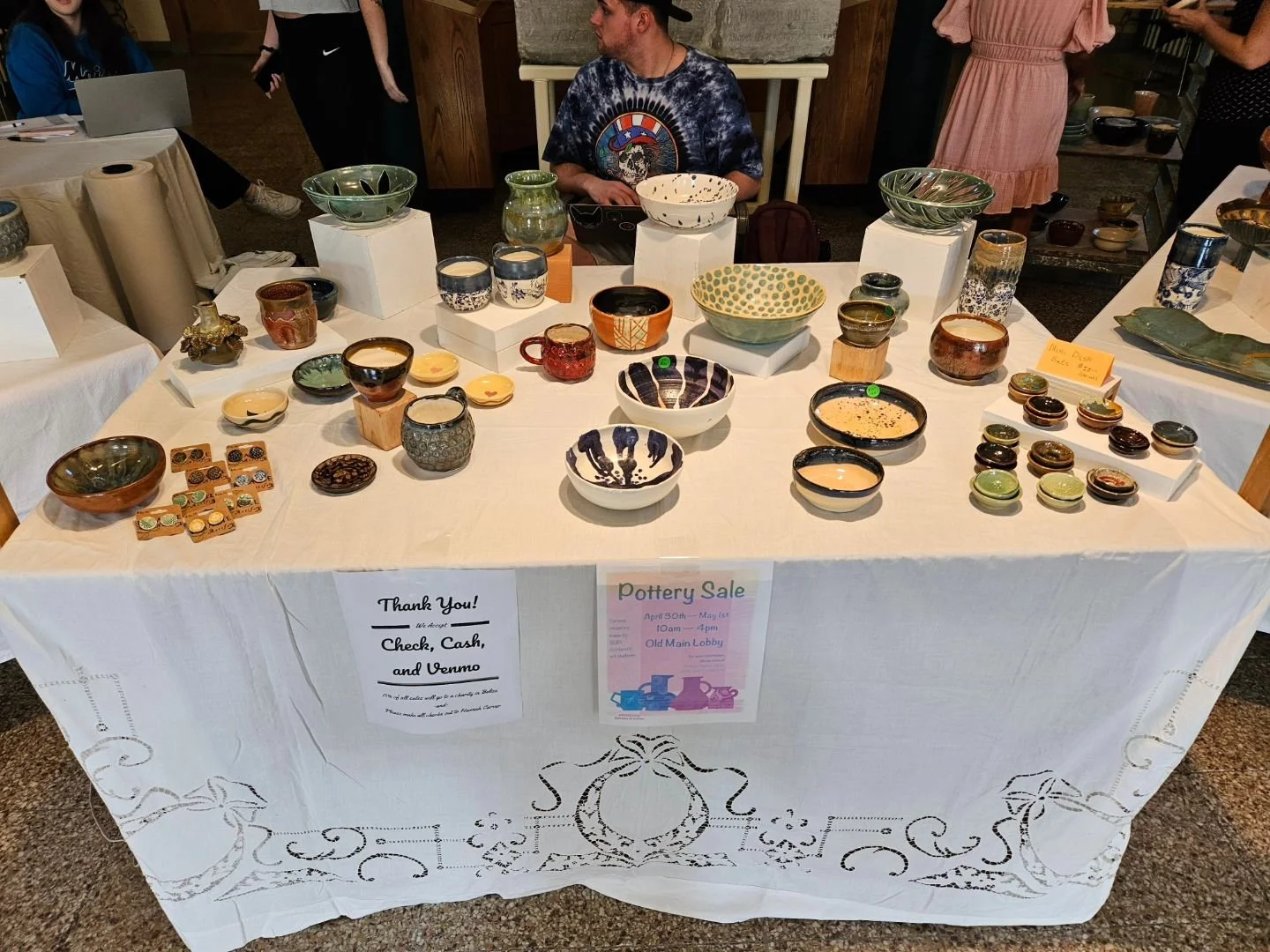 The advanced ceramic studio student's Spring Pottery Sale is TODAY and TOMORROW! Please come by and check out their beautiful work, find a great gift for graduation or mother's day 💐 ❤️ 

OLD MAIN LOBBY 
10a-4p

#sunycortland #potterysale #sunycortl