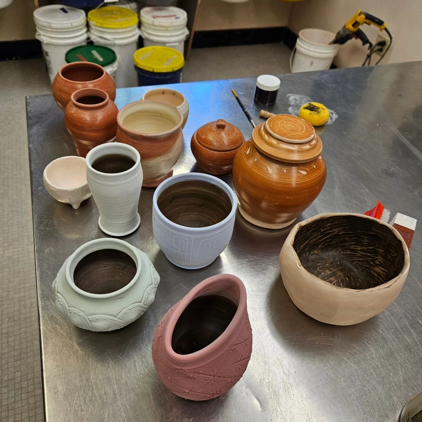 All ready for Raku Weekend!! 

Everybody is glazed for Raku and burnished with sigillata for pit firing... Cannot wait to see the results!

Reminder: Holiday in Homer is next Saturday July 20th! Hope to see you there 🤩🙏

#pottery #ceramics #raku #g