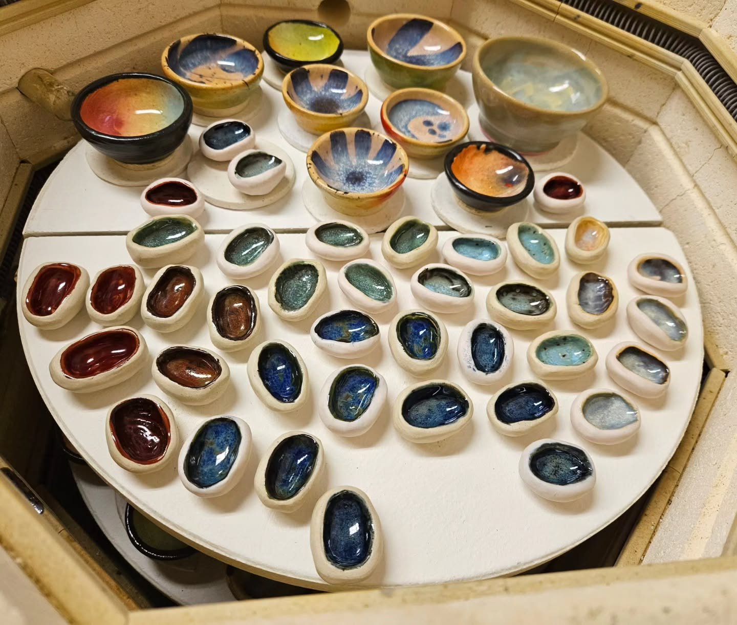 Loving these vibrant colors!! 🥰

Reminder: Holiday in Homer is this SATURDAY from 9am-4pm! 

#pottersofinstagram #glazefiring #glazechemistry #kmarieartifex #ceramics #ceramicjewelry #kilnfiring #craftfairprep #ceramicbowls #ceramicworrystones