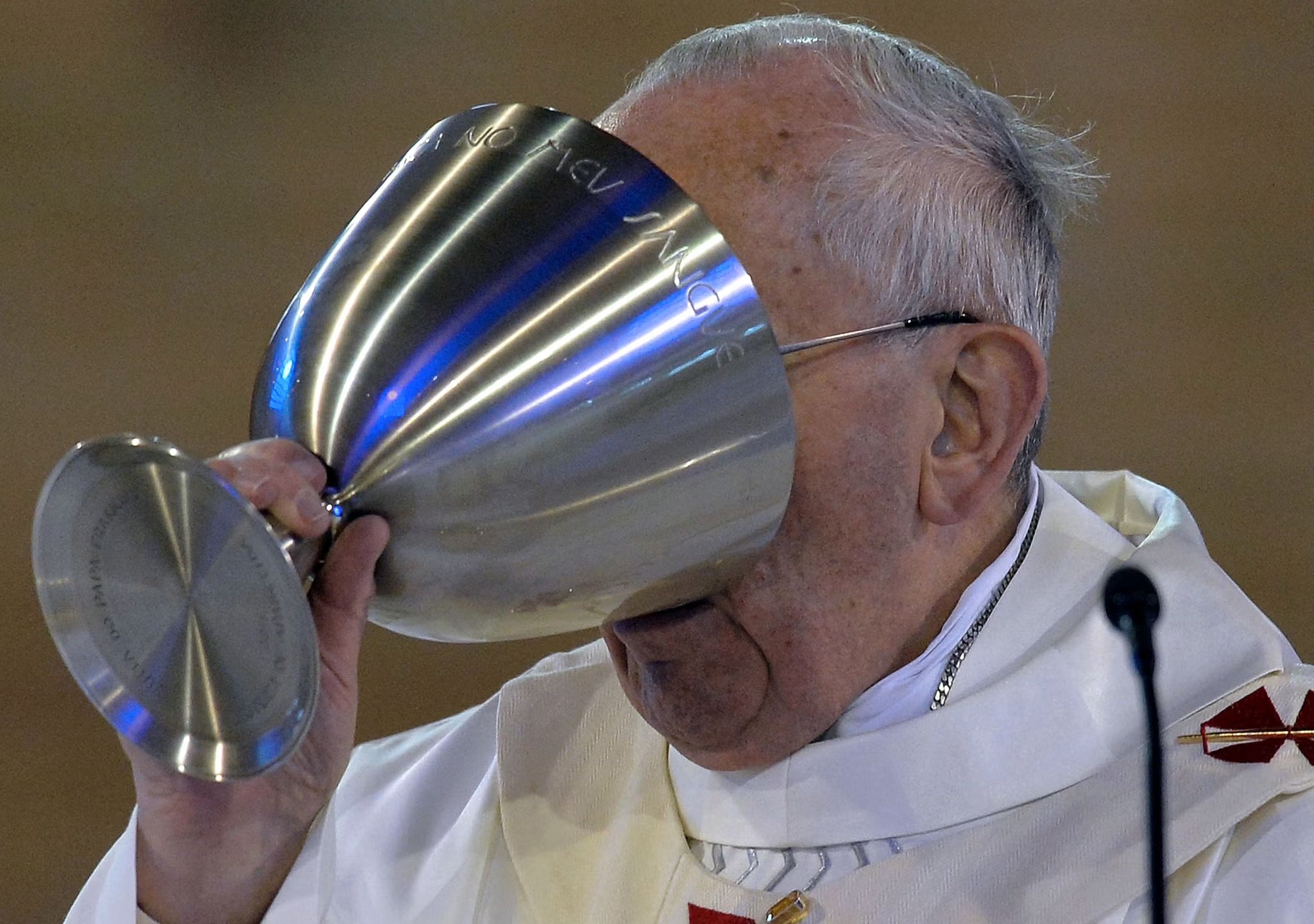v2-pope-francis-wine.jpeg