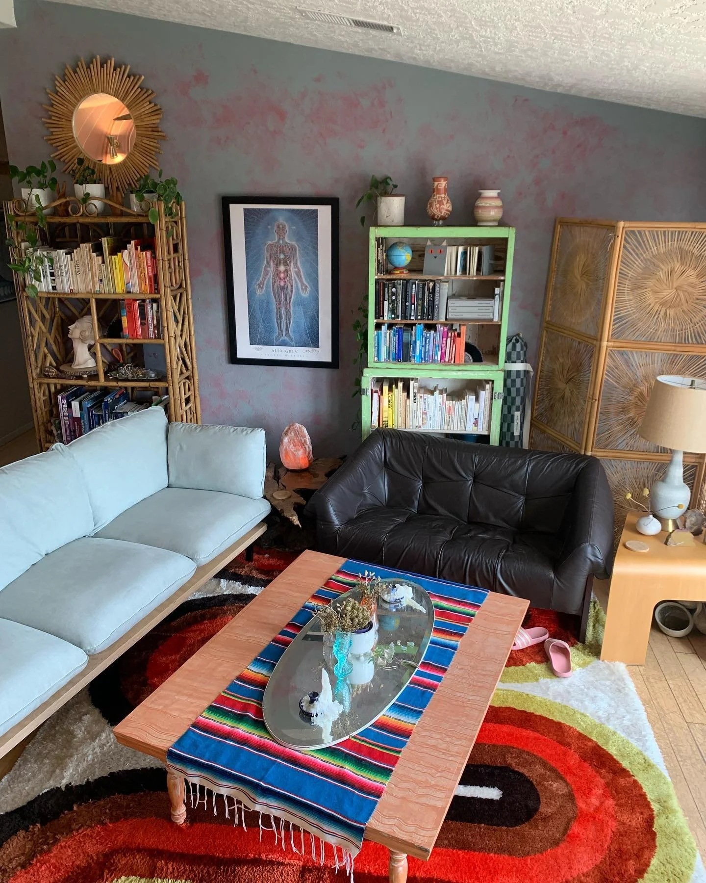 You can always spot a creative mind with a color coded book shelf. 😉 PS. My grandma sculpted that head in college and I&rsquo;m OBSESSED with it. I mean, look at that subtle snarl. #homevibes #fengshui #colorheals