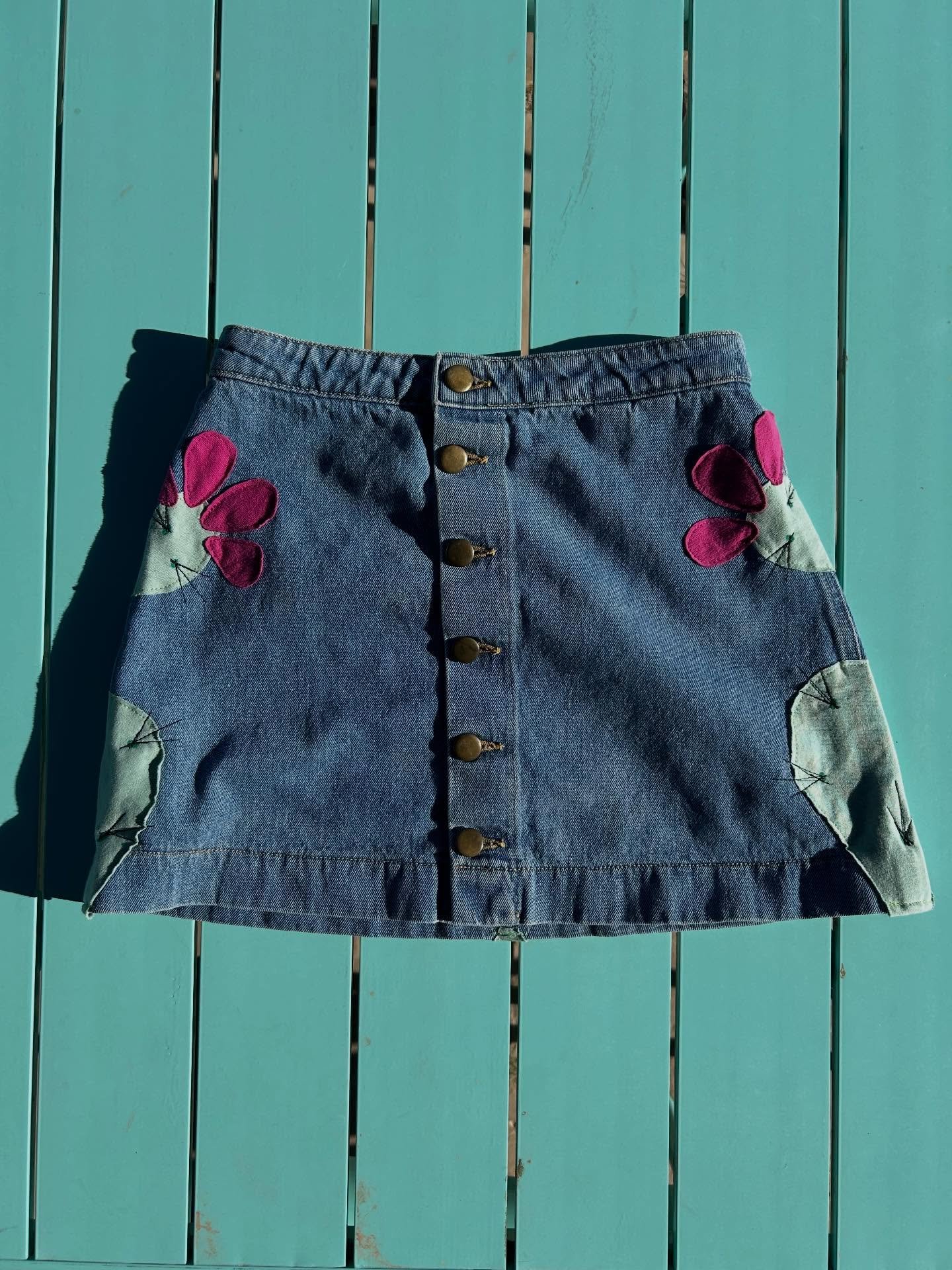 AMERICAN APPAREL &ldquo;PRICKLY PEAR&rdquo; MINI SKIRT. Omg do you guys remember how coveted this brand was? It says size small, but this thing is for a TINY person so it may be more of an extra small. I added some measurement pics in this post. Ther