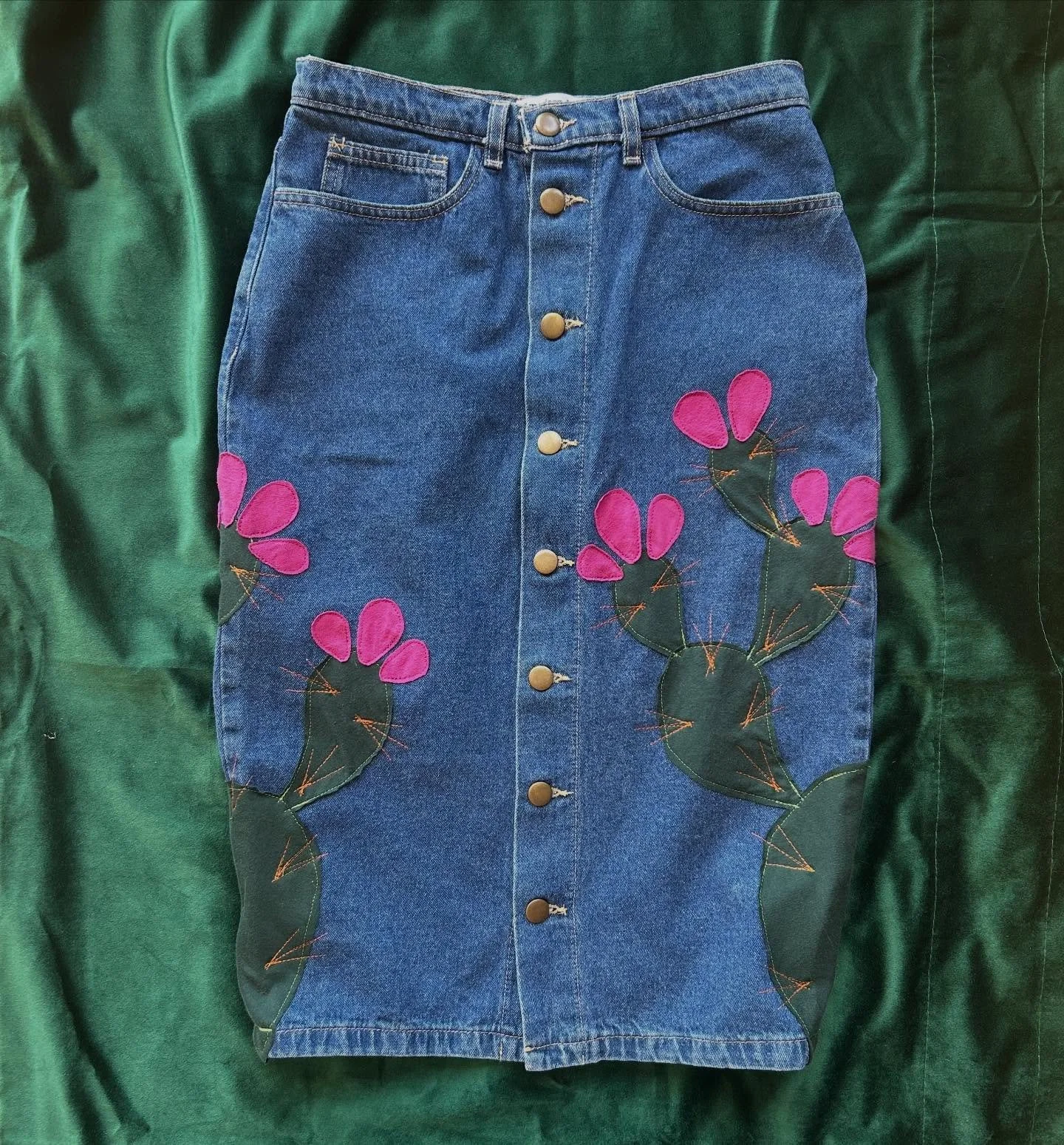 I found another American Apparel skirt! It&rsquo;s similar to the last one but it&rsquo;s a Medium, midi with back slit, pockets and gold buttons. 100% cotton. 2 prickly pears hand cut and sewn on for that textured vibe. Measurements laid flat in pic