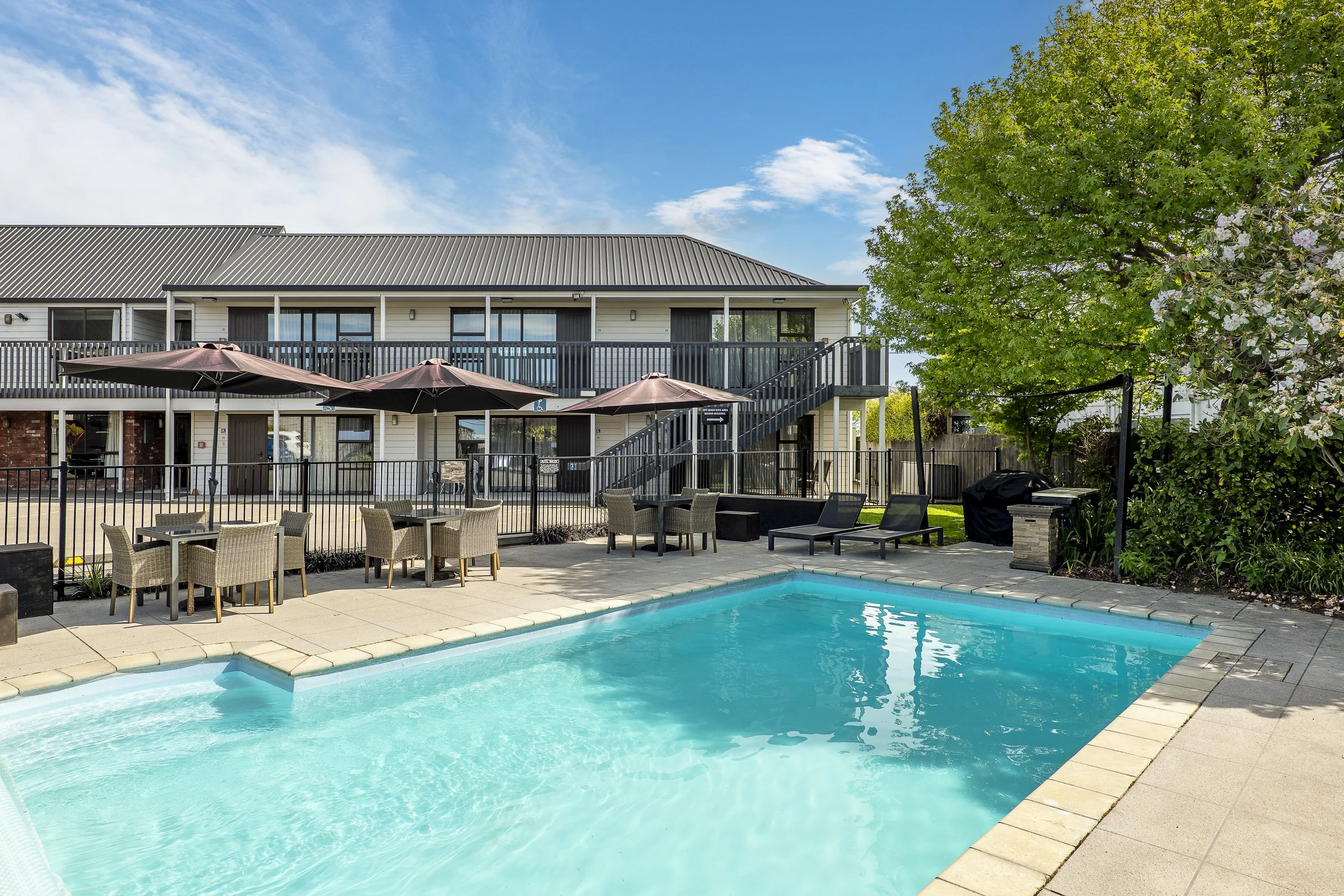 Ashford Motor Lodge - outdoor area and pool