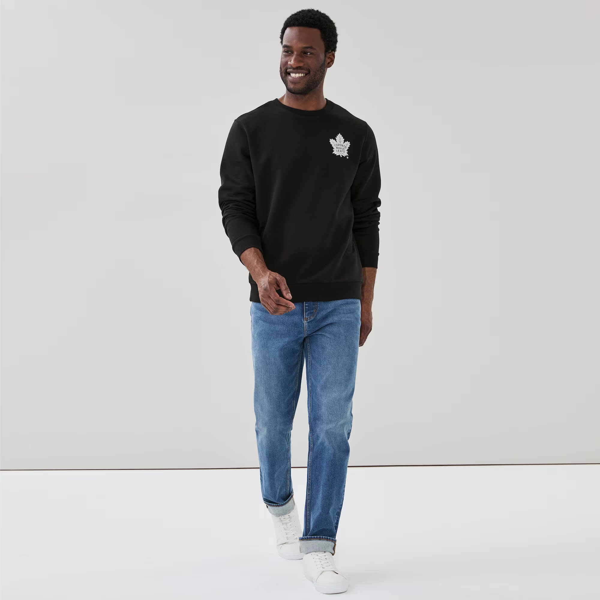f6mr073739_black_on_figure_forward-facing_2000.png