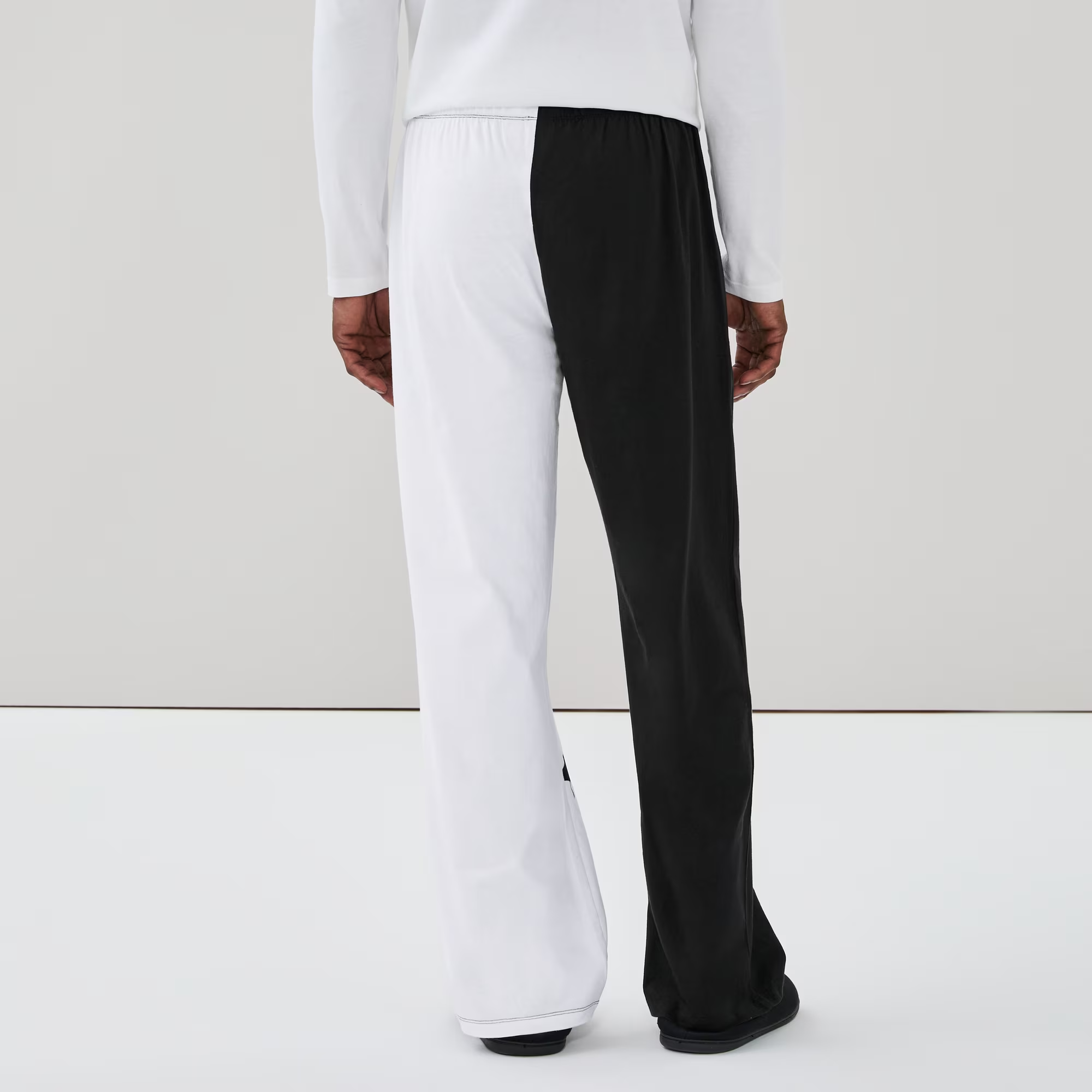 f6mr074408_black_on_figure_rear-facing_2000.png