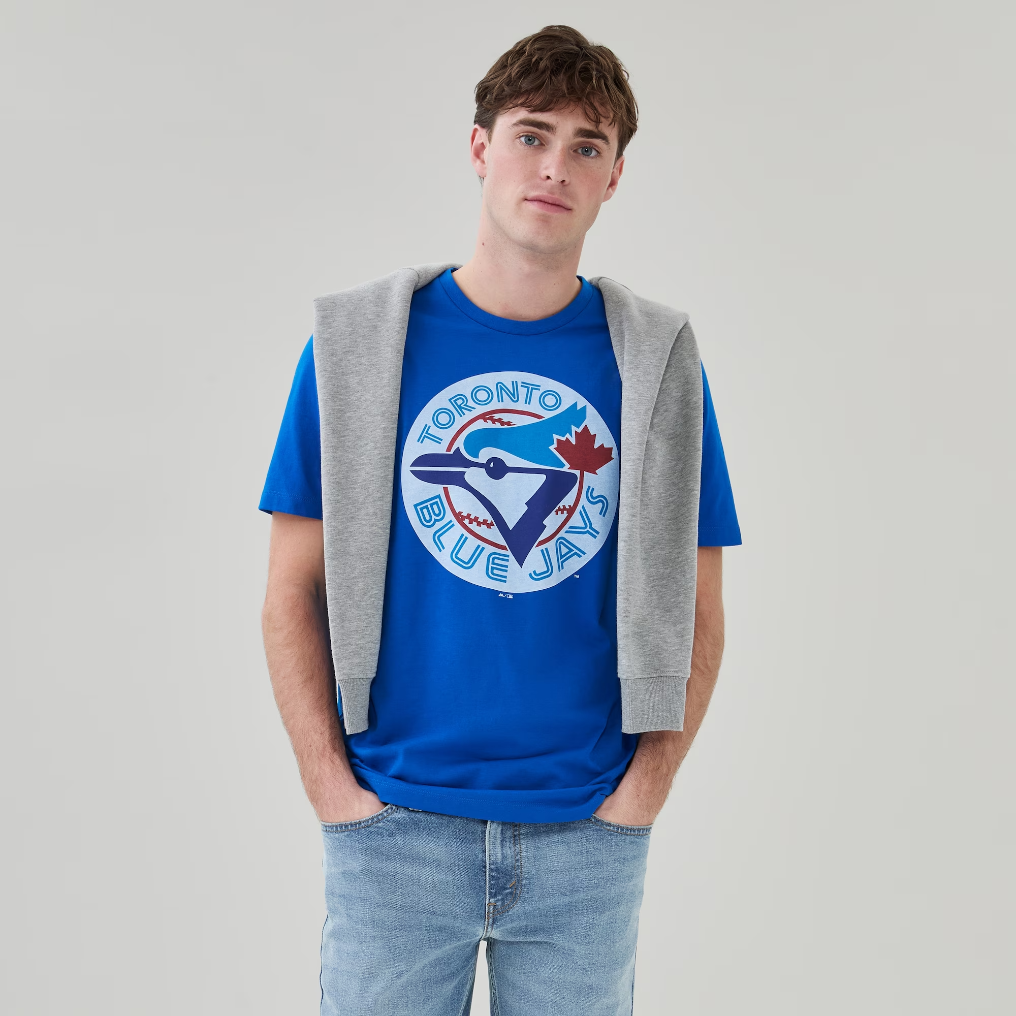 u6ur070939_royal_blue_on_figure_left-facing_v2_2000.png