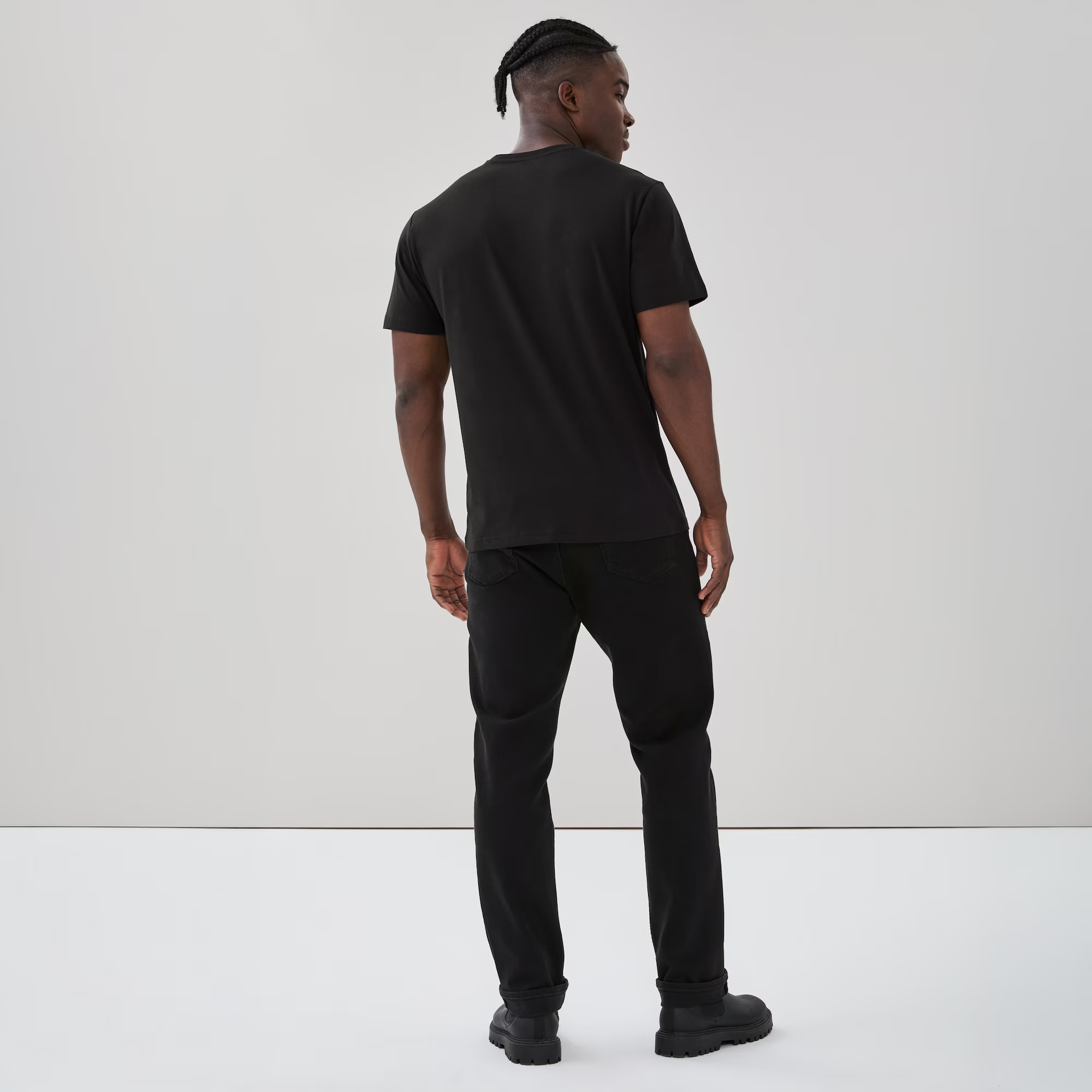 f6mr073776_black_on_figure_rear-facing_2000.png