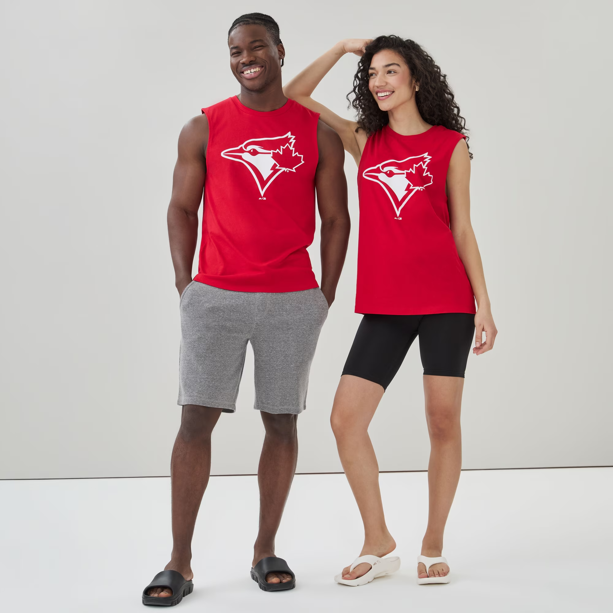 u6ur071627_red_on_figure_forward-facing_2000.png