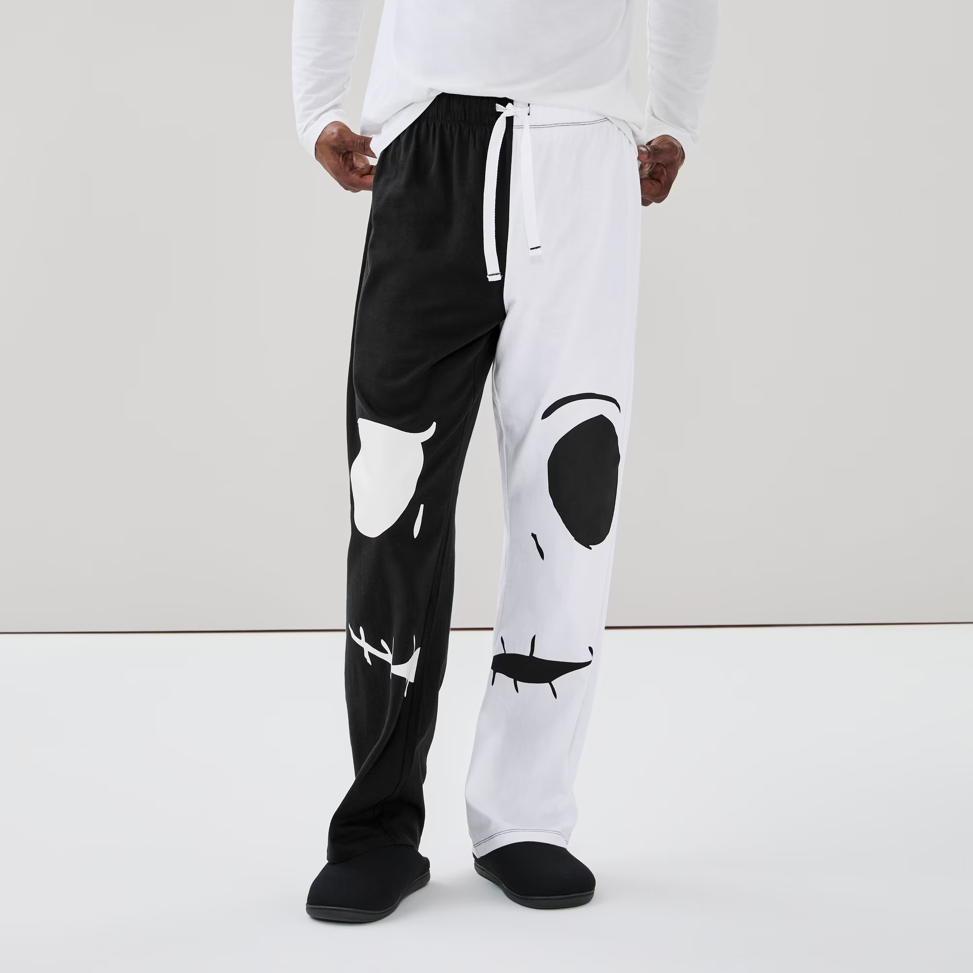 f6mr074408_black_on_figure_forward-facing_2000.png