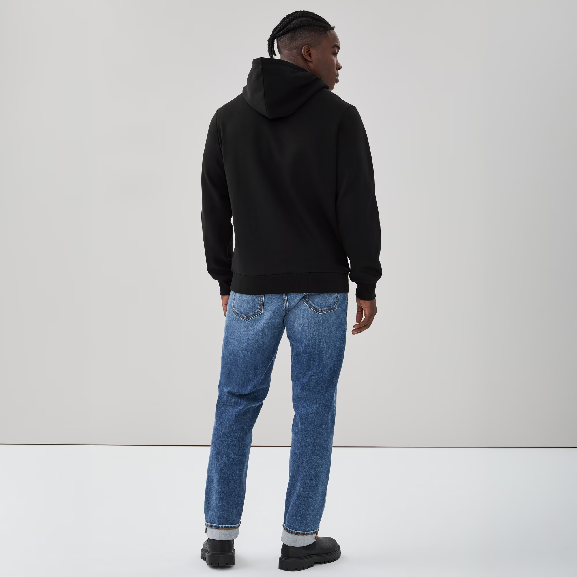 f6mr073718_black_on_figure_left-facing_2000.png